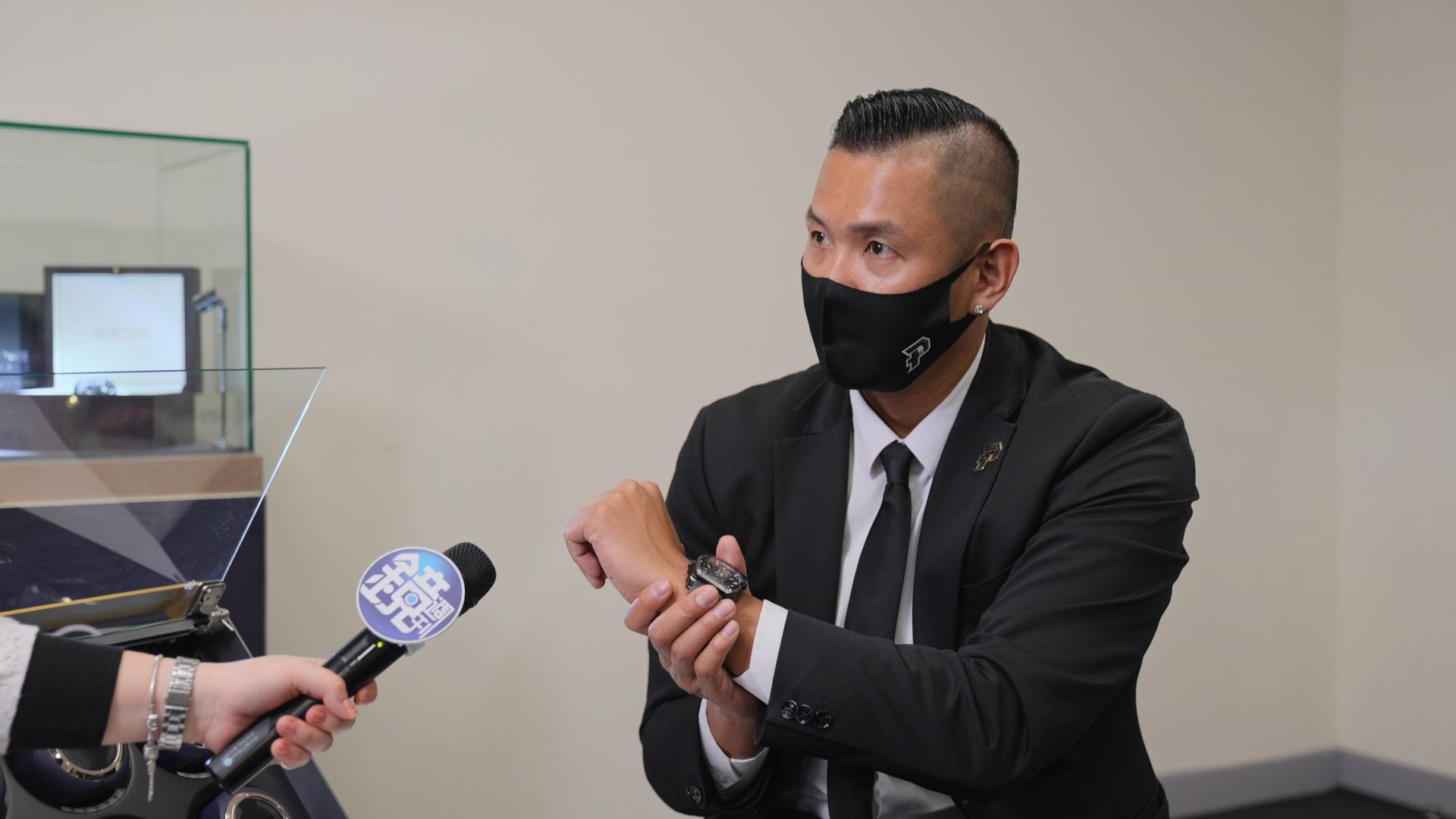 黑人表示將熱血、態度與不放棄的精神,賦予在腕錶中,時時刻刻提醒自己要不忘初衷。
