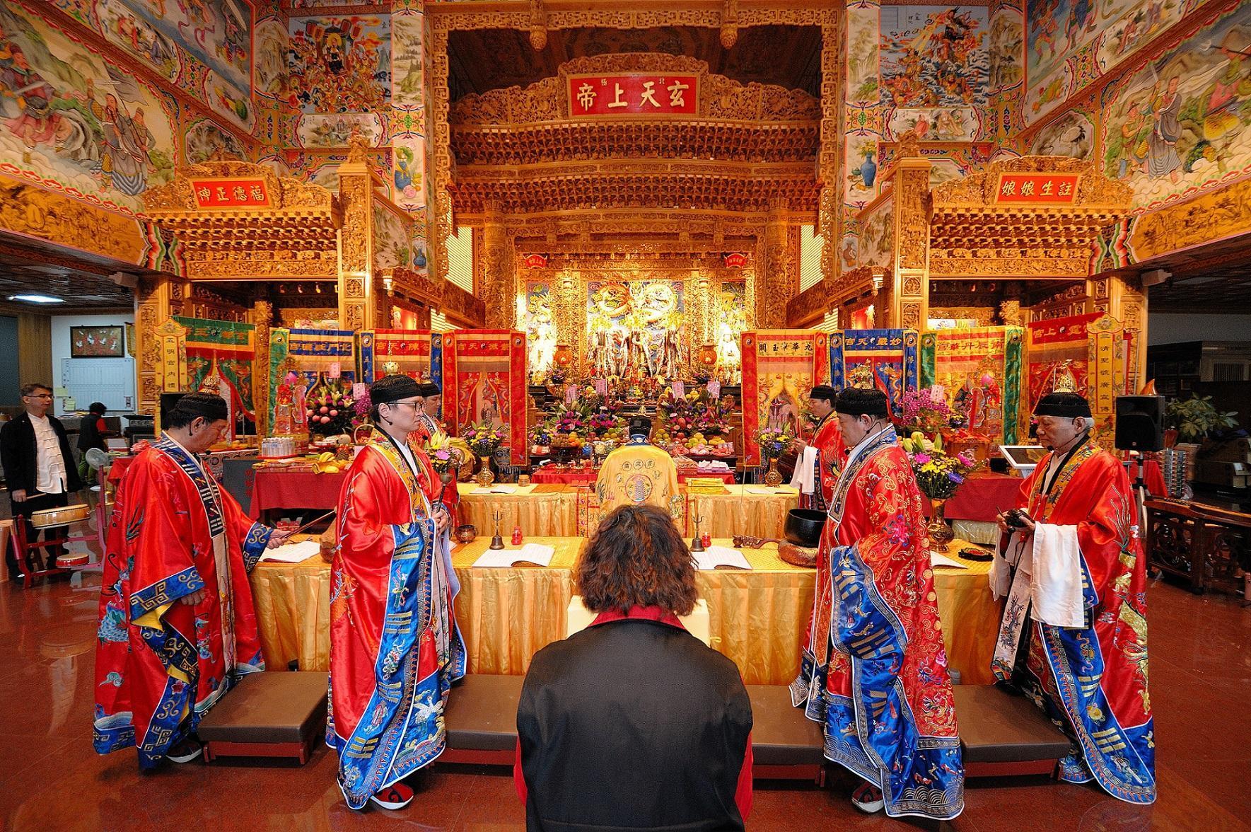 賀聖宮拜斗法會,祈求全家整體平安順遂,消災解厄。(賀聖宮提供)