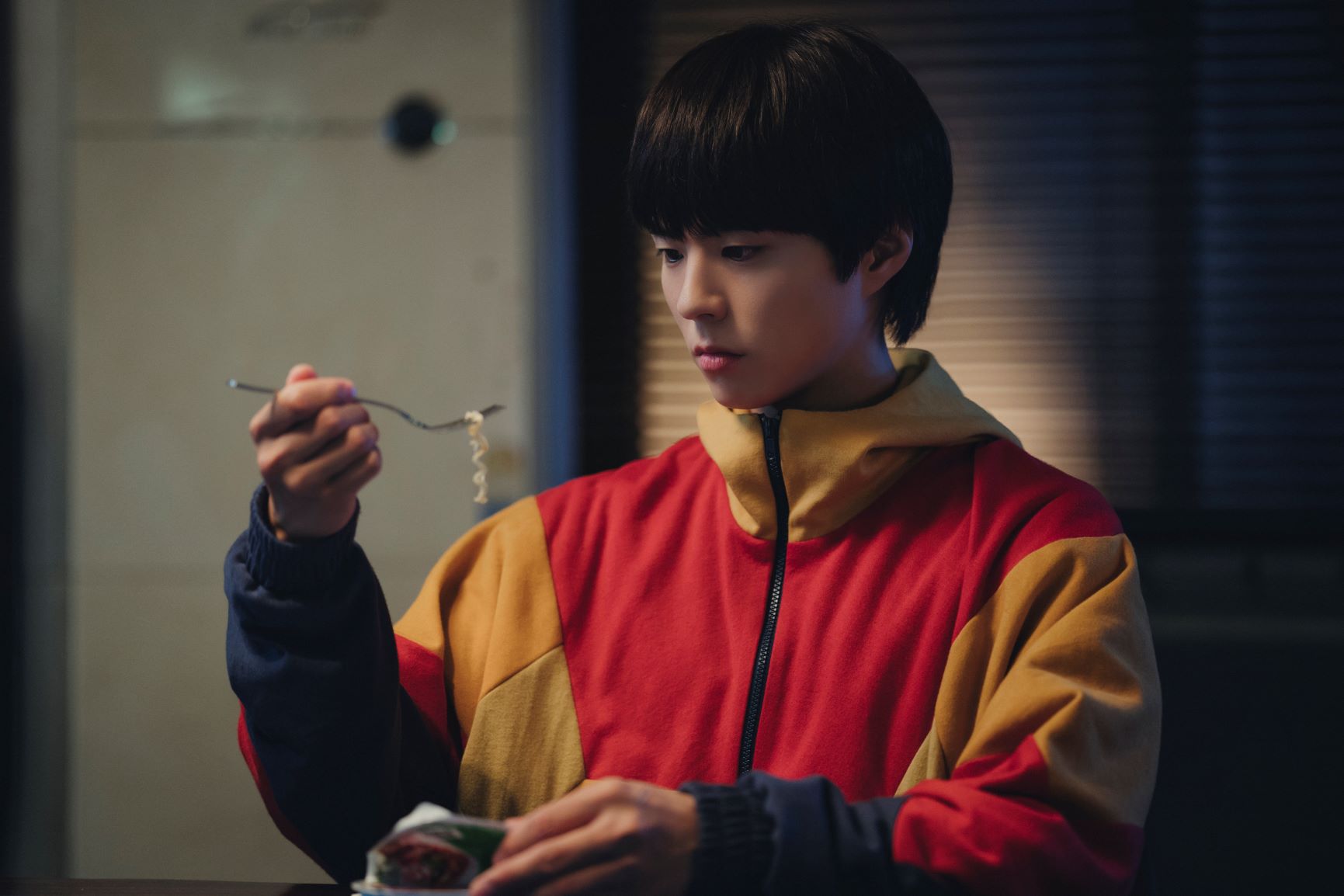 朴寶劍飾演的永生人對杯麵情有獨鍾。（CATCHPLAY提供）