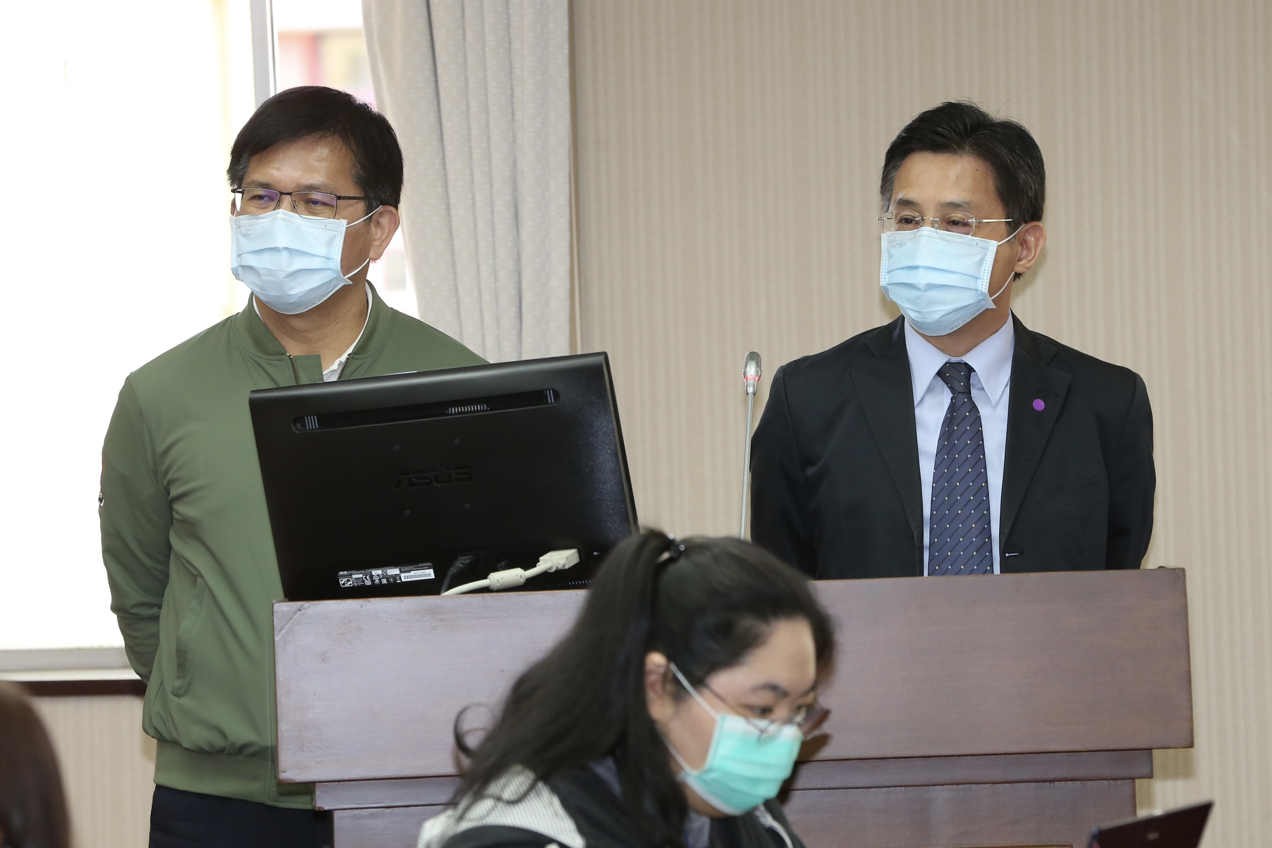 林佳龍（左）今日赴立法院接受質詢。