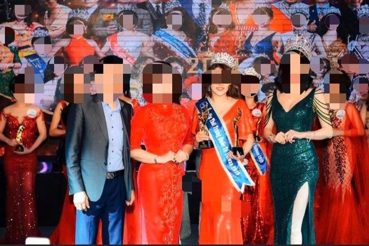 崔女（前排右二）參加同鄉選美活動。（桃園專勤隊提供）