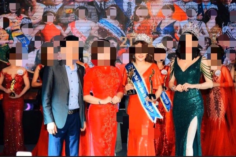 崔女（前排右二）參加同鄉選美活動。（桃園專勤隊提供）
