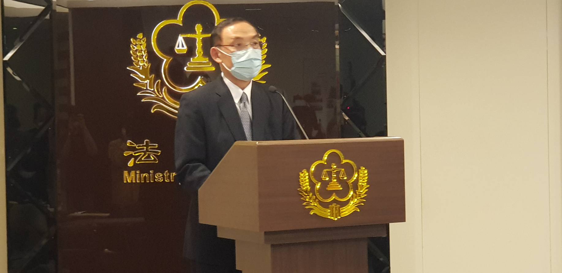 法務部長蔡清祥親上火線主持記者會，認定包括前部長曾勇夫等11名檢調高官也捲入。