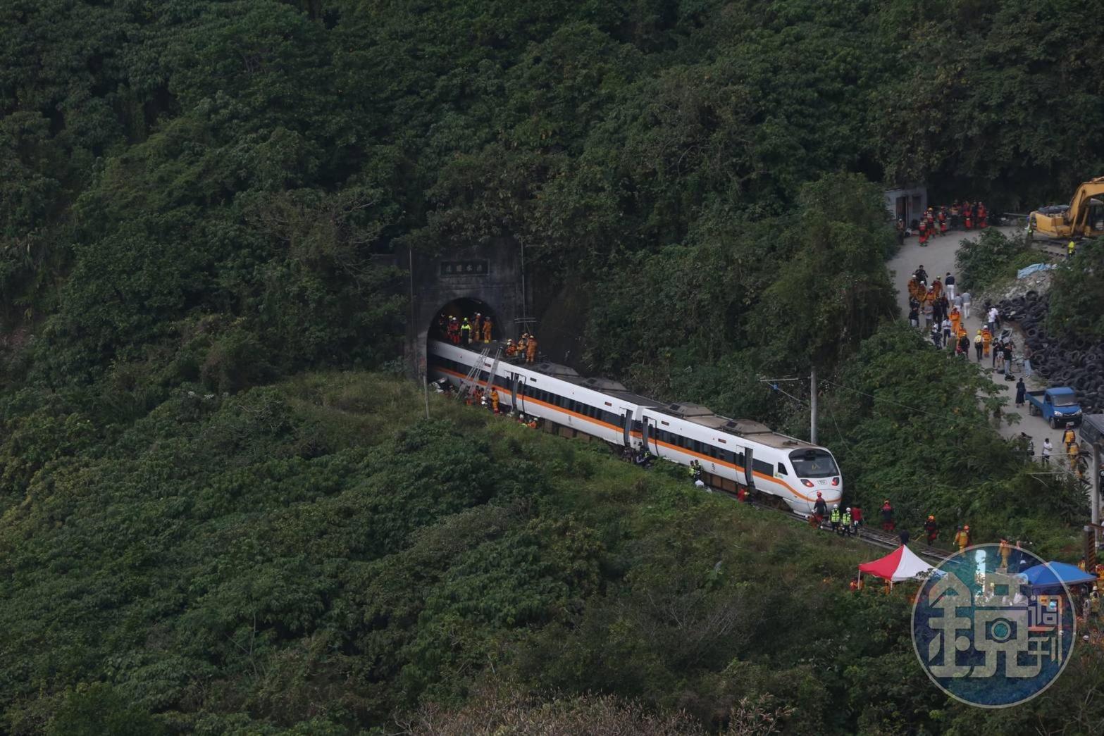 台鐵太魯閣號列車2日撞上邊坡滑落的工程車,造成出軌重大傷亡。(本刊資料照)