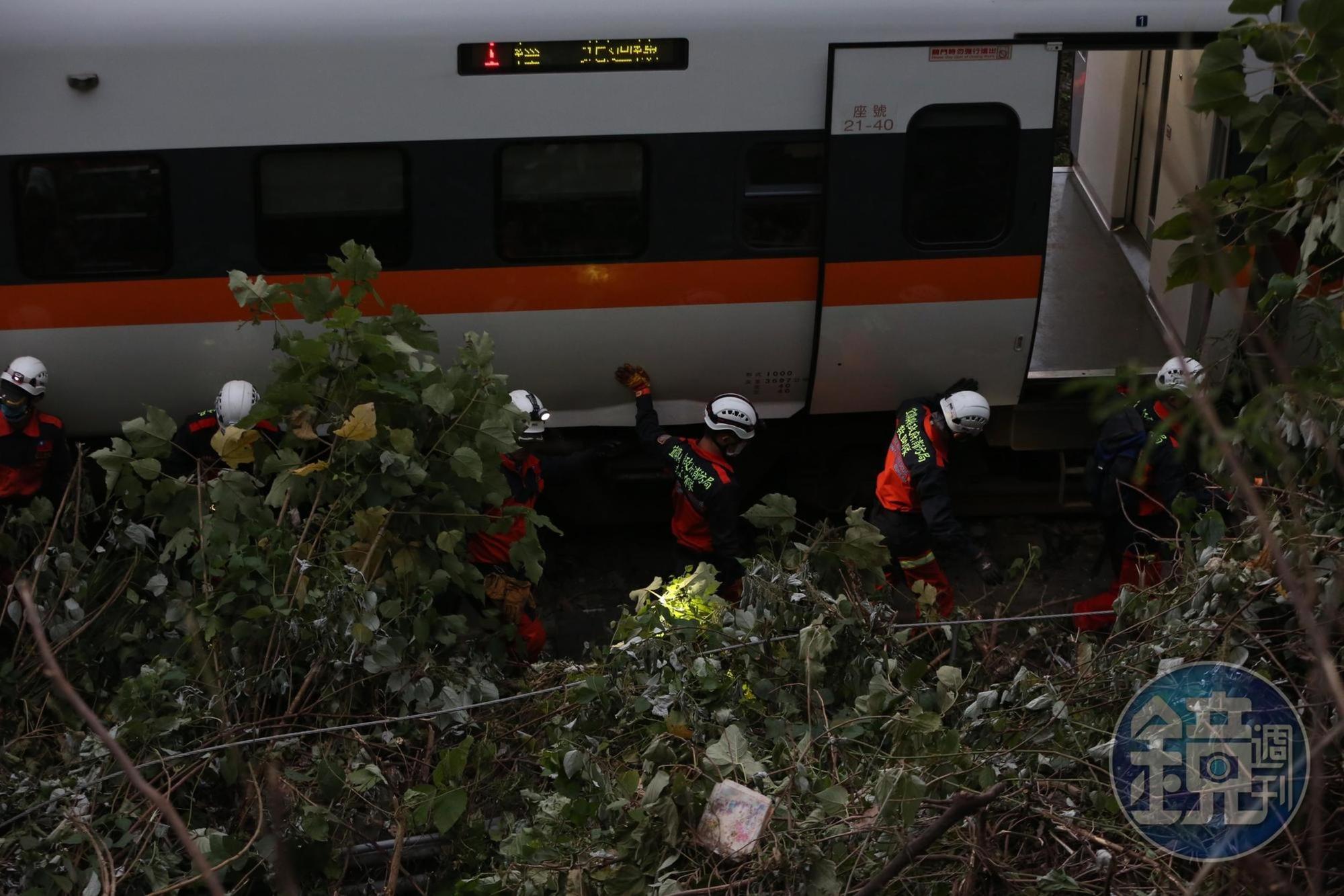 台鐵太魯閣號列車2日撞上邊坡滑落的工程車,造成出軌重大傷亡。