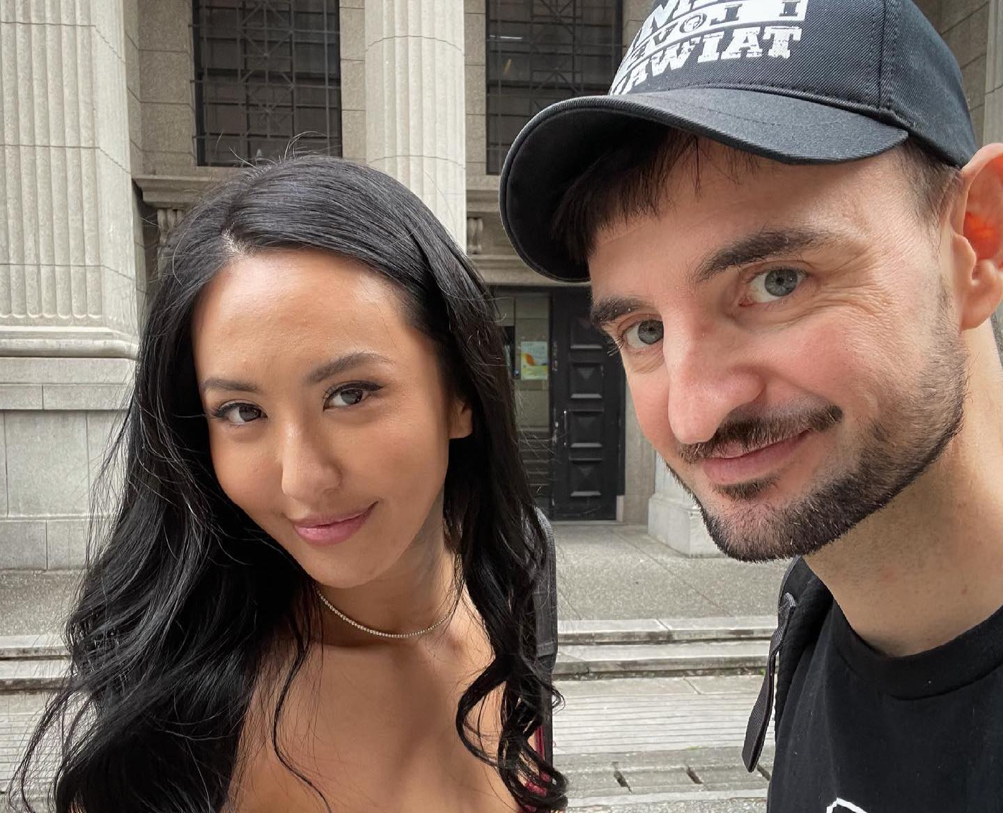 黑素斯（右）與薔薔拍攝新影片，片段引起爭議。（翻攝阿兜仔不教美語 (黑素斯Jesus) 臉書）