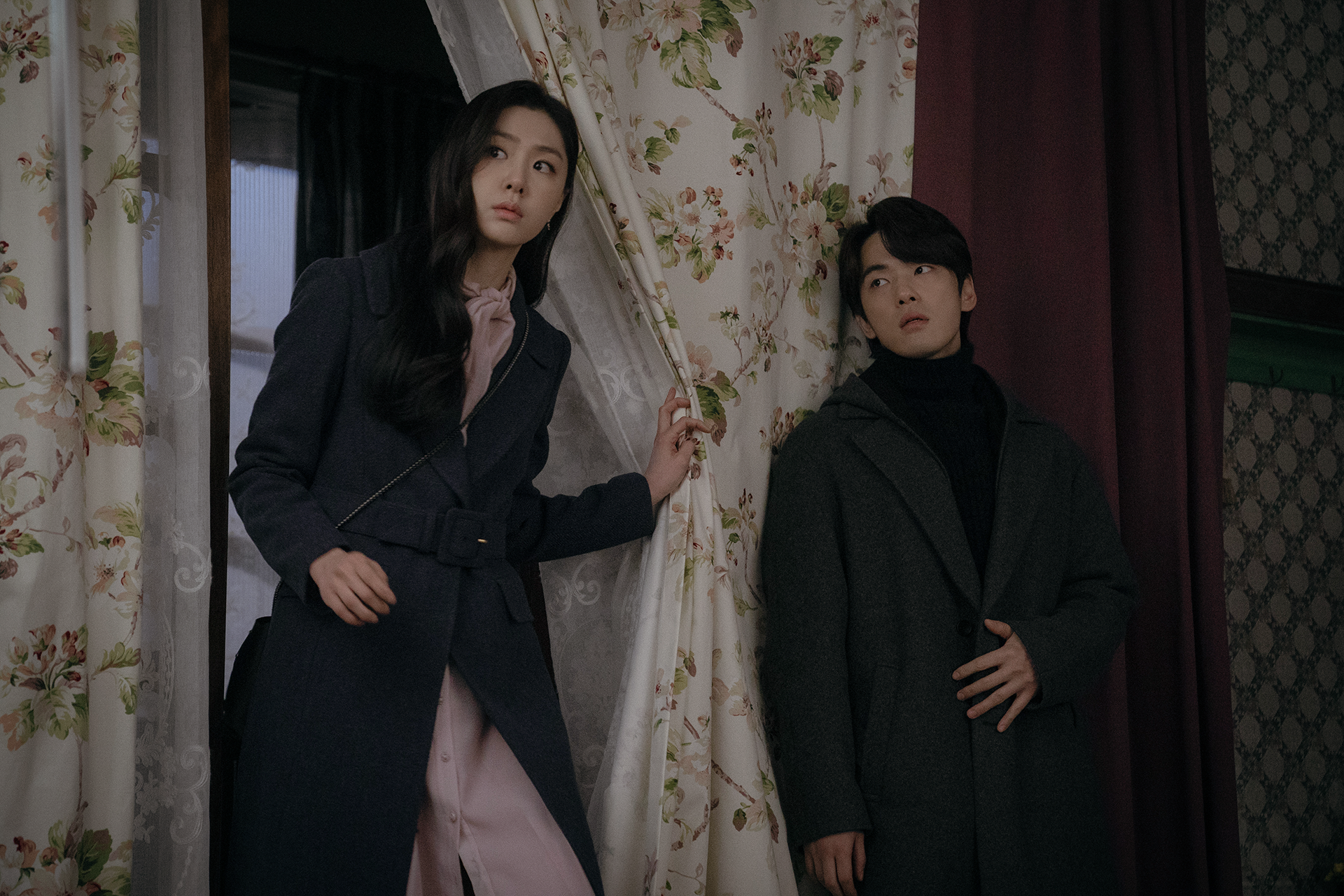 徐智慧（左）與金正賢傳出戀情，已遭徐智慧方否認。（Netflix提供）