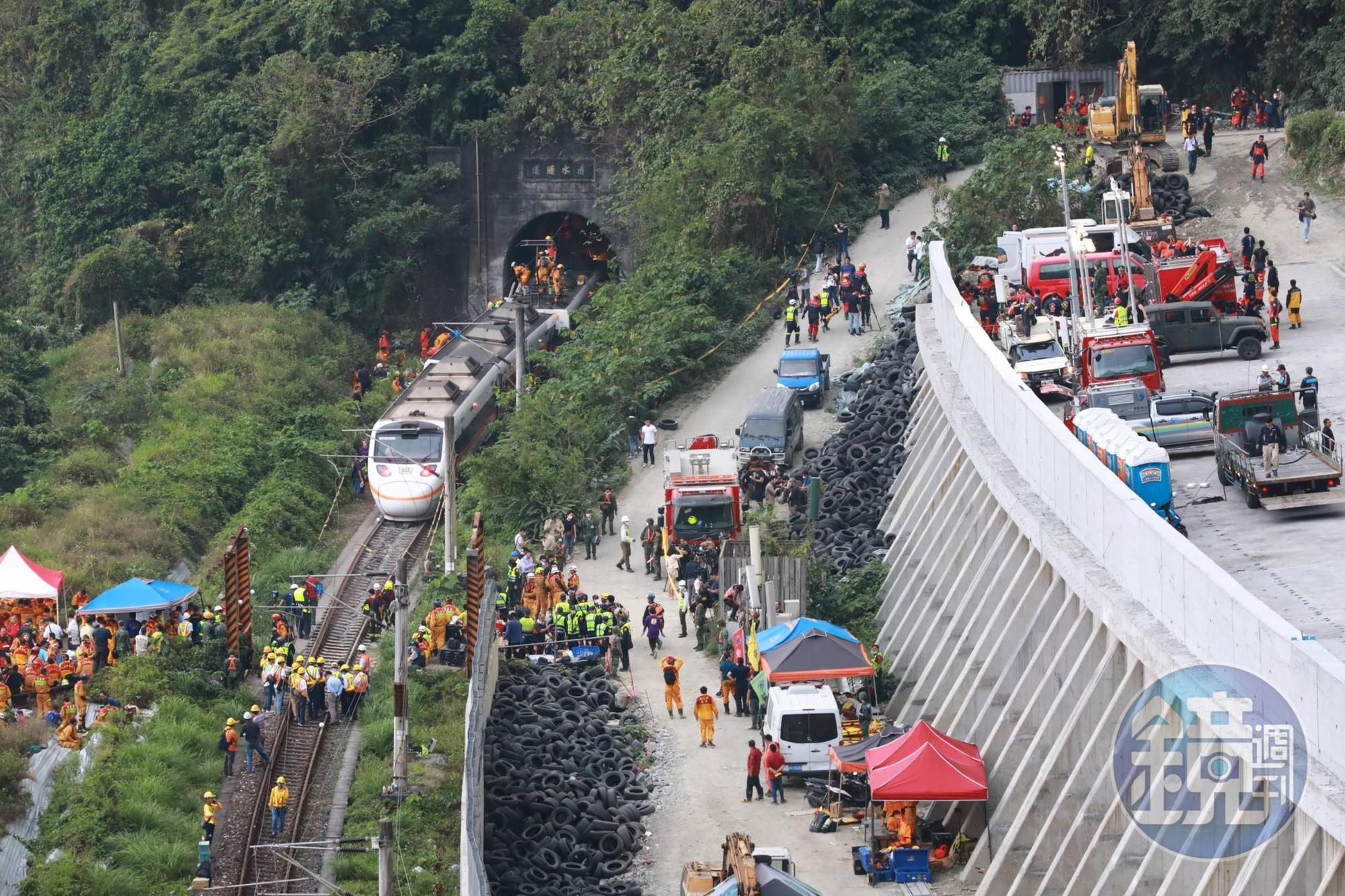 台鐵太魯閣號列車2日撞上邊坡滑落的工程車,造成出軌重大傷亡,這次事故是台灣鐵道史70年來最嚴重事故。(本刊資料照)