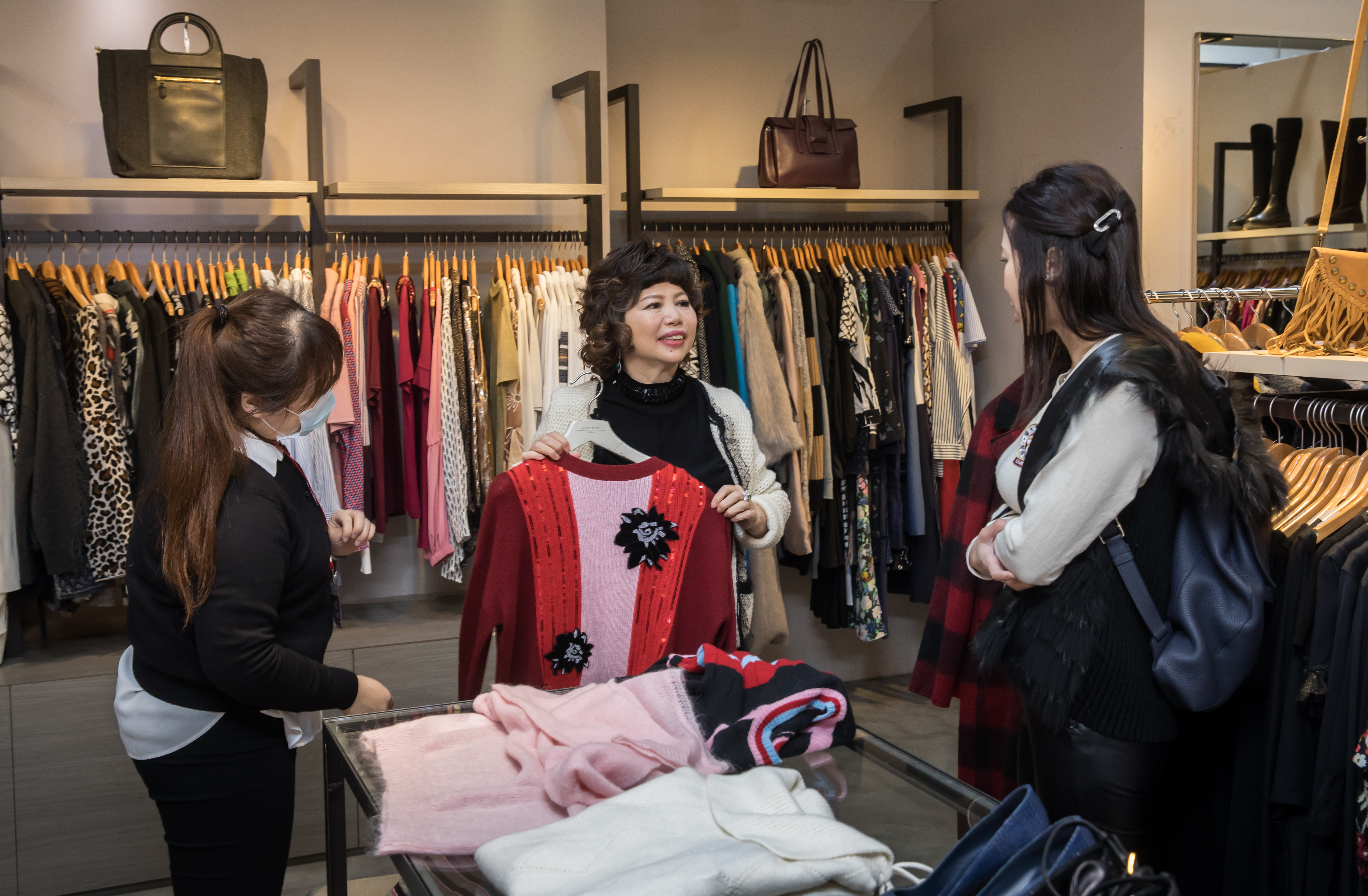 翁素蕙從小學就開始擺地攤，養成敏銳眼光與商業嗅覺，成為她經營禮客OUTLET的重要能量。