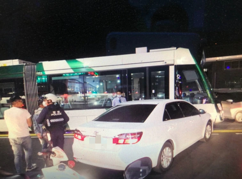 白色轎車疑似未禮讓輕軌列車，雙方發生擦撞。（翻攝畫面）