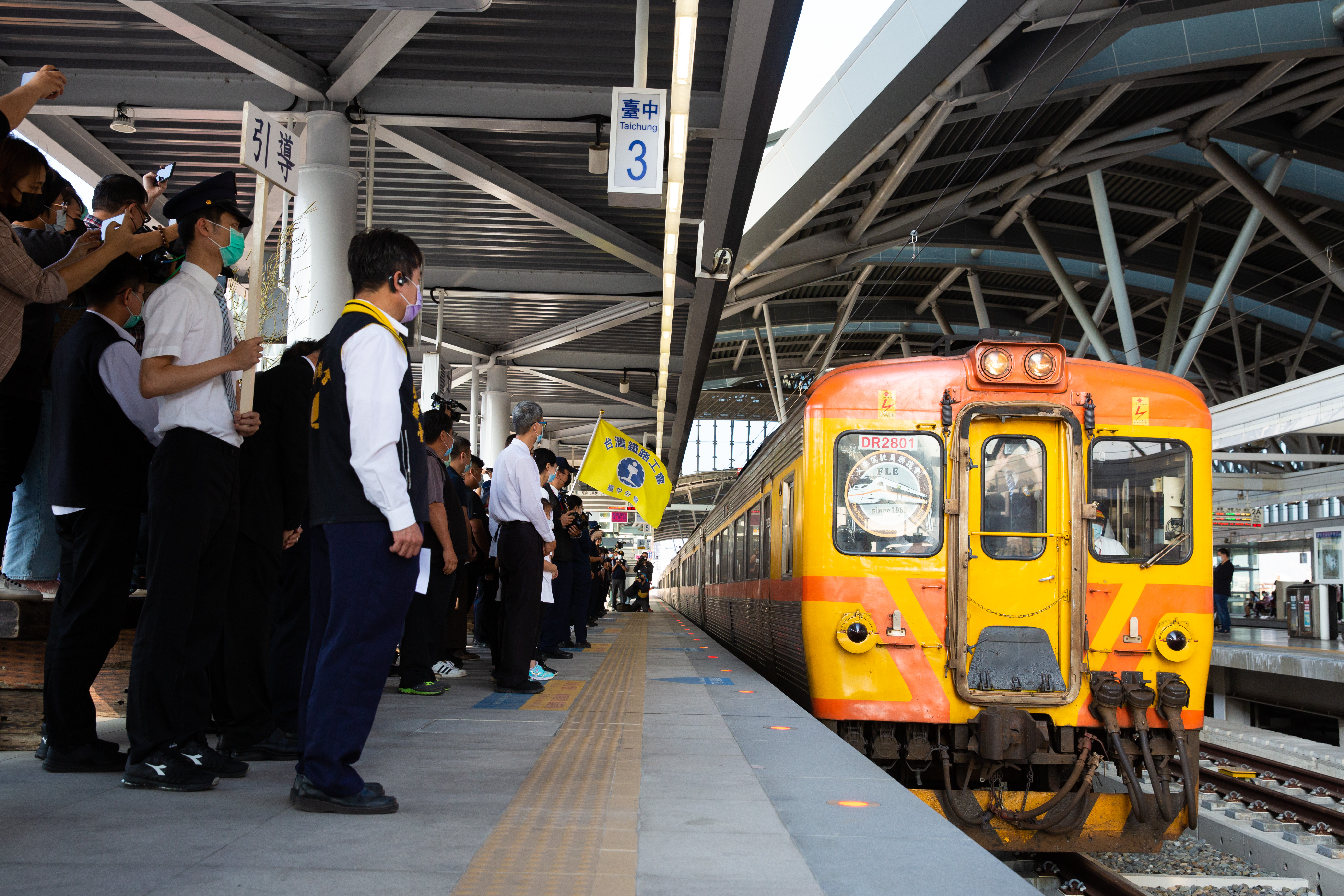 太魯閣號司機員袁淳修不幸殉職，台鐵6日開專車護送其骨灰回到台中老家。