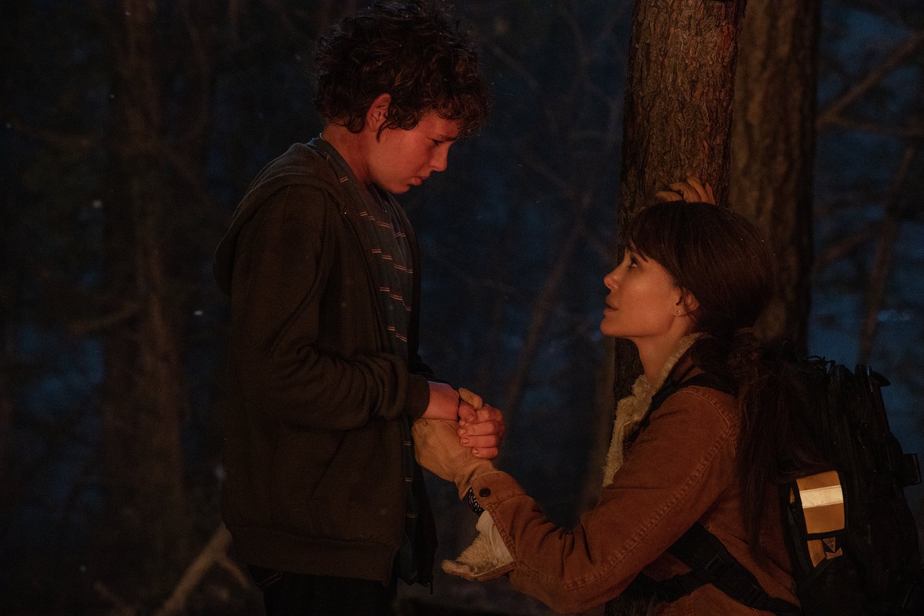  僅有15歲芬恩利特（左）與裘莉（右）一起面對黑道殺手，還有野火圍攻。（華納兄弟提供）