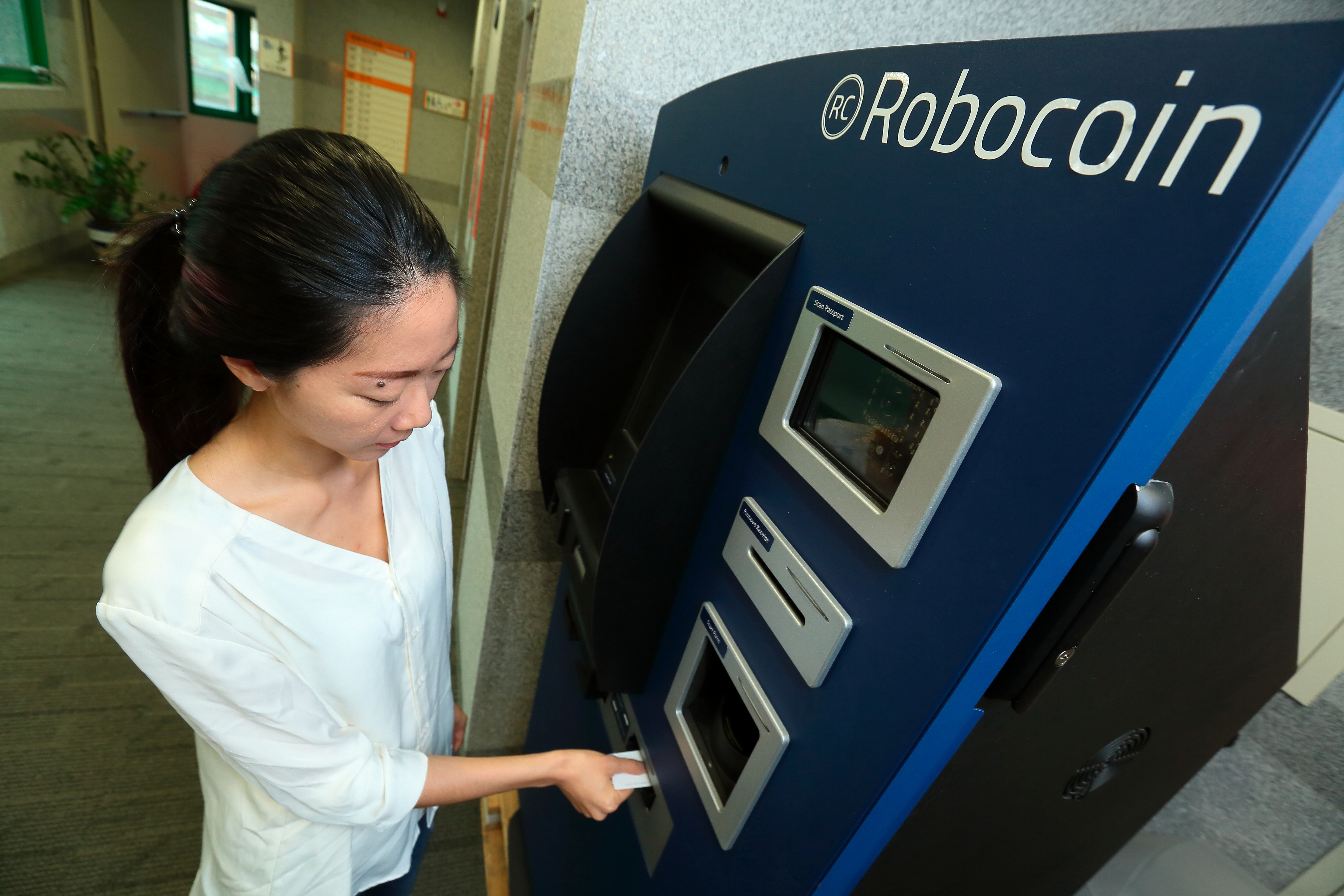 台灣人想買比特幣相當簡單，透過線上交易所，甚至便利商店都可購買。（本刊資料照）