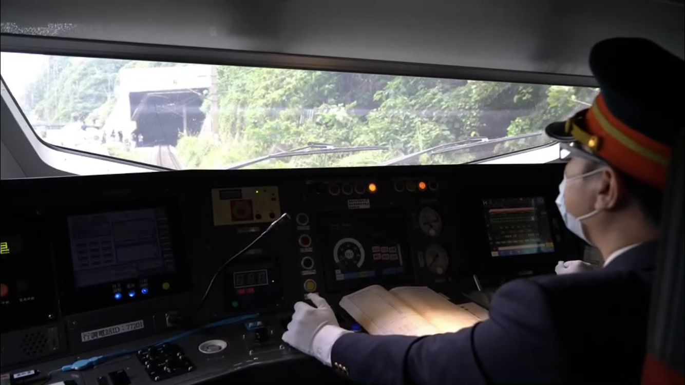 猶如火車在哭般，同款太魯閣號在2名司機員頭七之日，路過失事地點發出30秒悲鳴。（翻攝畫面）