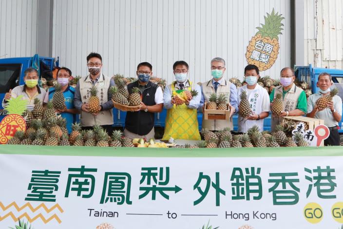 黃偉哲（中）表示會要求台南的鳳梨品質嚴格自律。（台南市政府提供）