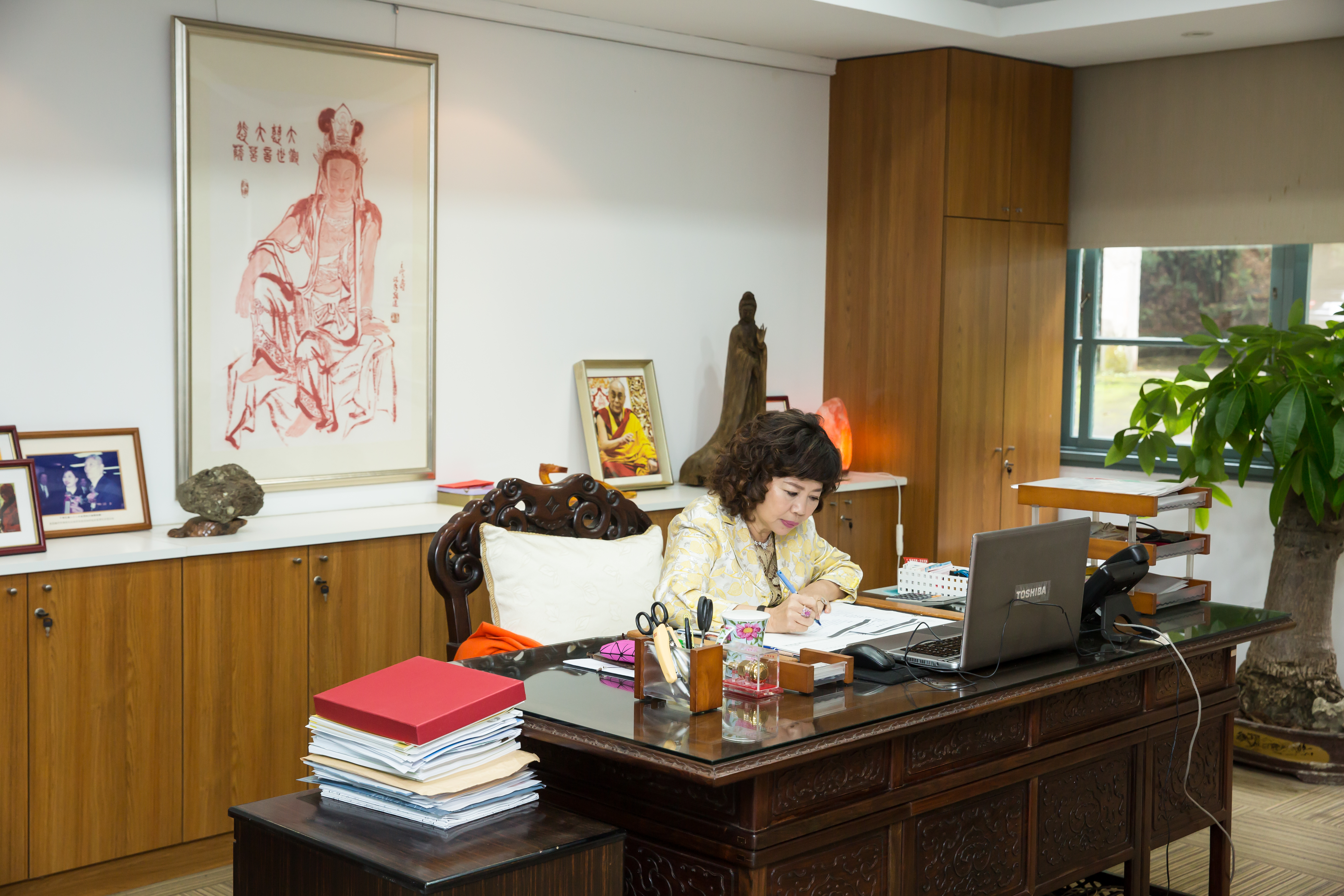 翁素蕙生財有道，懂得賺錢也捨得享受生活，是充滿自信與智慧的女企業家。