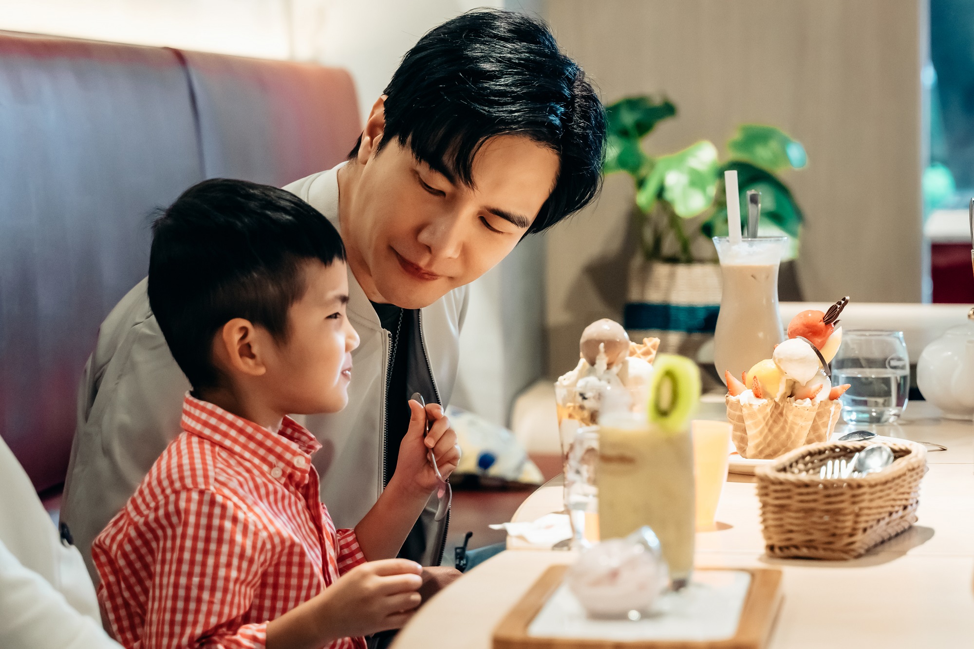 謝佳見在《酷蓋爸爸》中扮演的同志父親角色正是取材林志杰。（GagaOOLala提供）