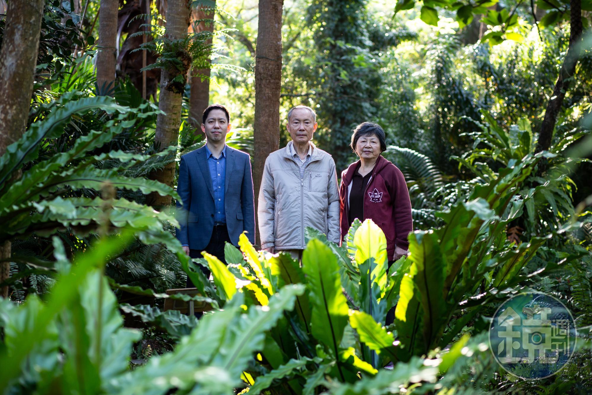 周經凱(中)偕同太太李宜殷、兒子周詮量,自植物園重返和平醫院。周太太說:「平反是耗費三百年也要完成的事。」
