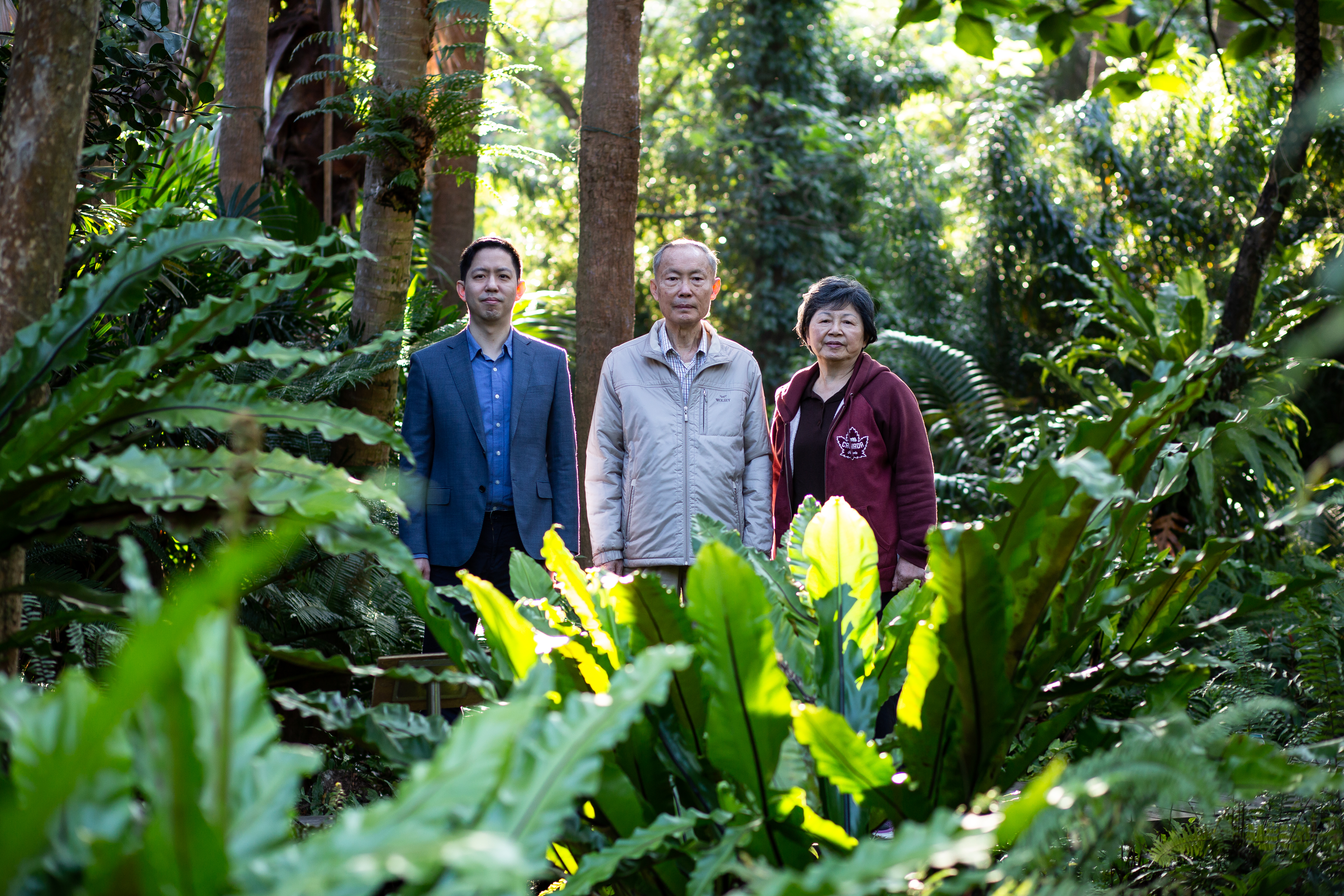 周經凱(中)偕同太太李宜殷、兒子周詮量,自植物園重返和平醫院。周太太說:「平反是耗費三百年也要完成的事。」