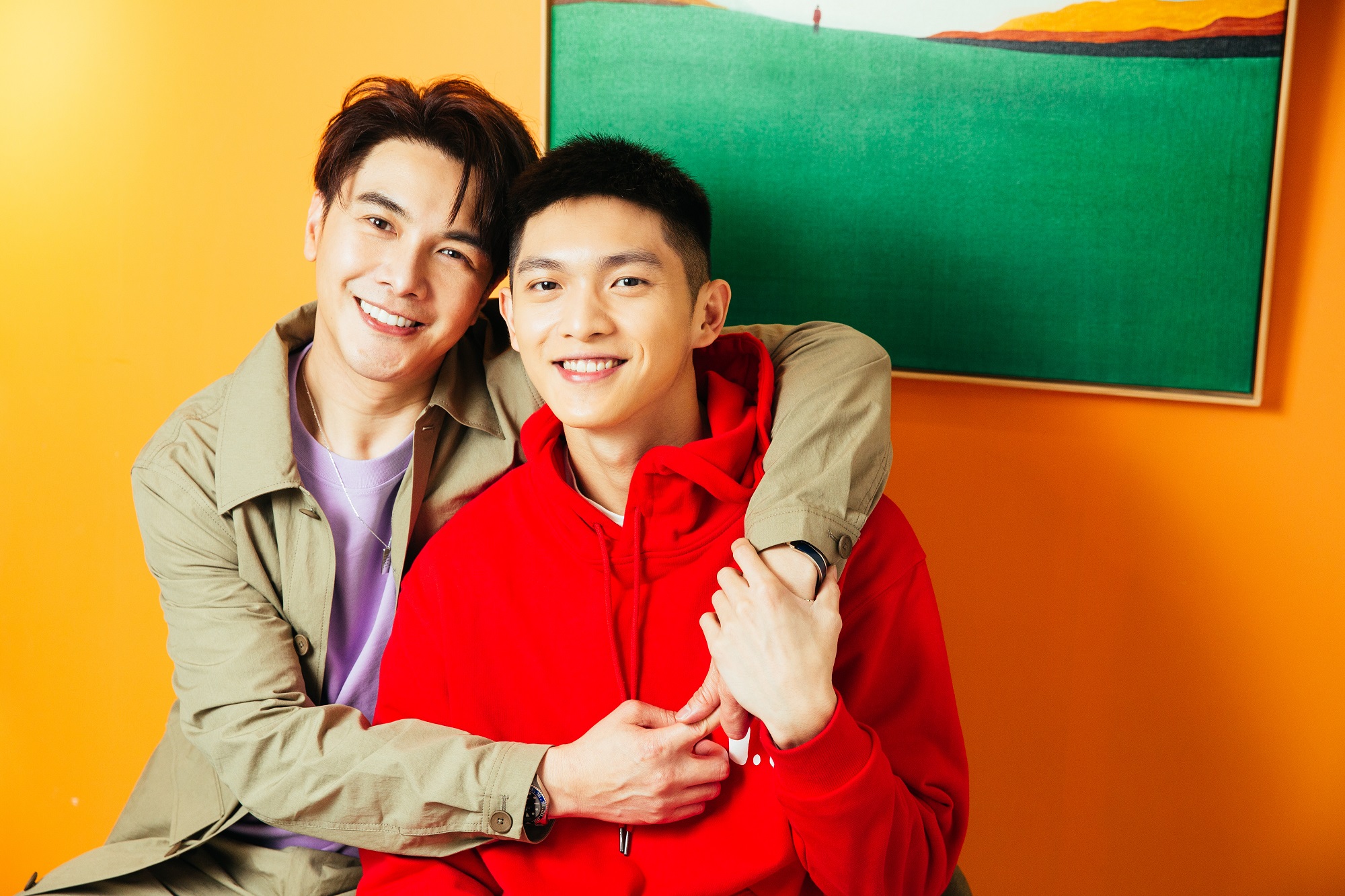 謝佳見（左）與凱渥藝人林輝瑝（右）私下相約打羽球、吃飯培養感情。