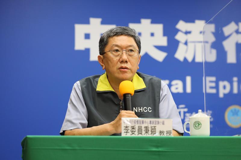 衛福部傳染病防治諮詢會預防接種組召集人李秉穎今（8日）指出，經專家會議討論後，決定「繼續接種」但要做好更周全的配套措施。（指揮中心提供）