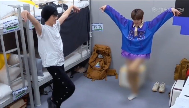 《創造營2021》學員力丸身穿一條佈滿LOGO的棕色長褲，被打碼後看起來就像下身衣物失蹤。（翻攝微博）