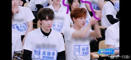 《青春有你3》在27日播出的節目中，學員身上的運動品牌上衣LOGO全數被打馬賽克。（翻攝微博）
