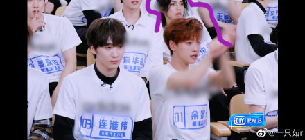 《青春有你3》在27日播出的節目中，學員身上的運動品牌上衣LOGO全數被打馬賽克。（翻攝微博）