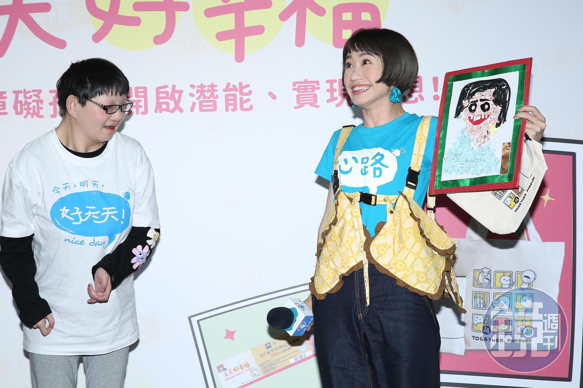 Lulu(右)二度成為心路基金會代言人,推銷義賣幸福提袋組,粉絲瑜宸(左)獻上親手繪製的畫像,真是讓人感動的摸們。(本刊資料照)