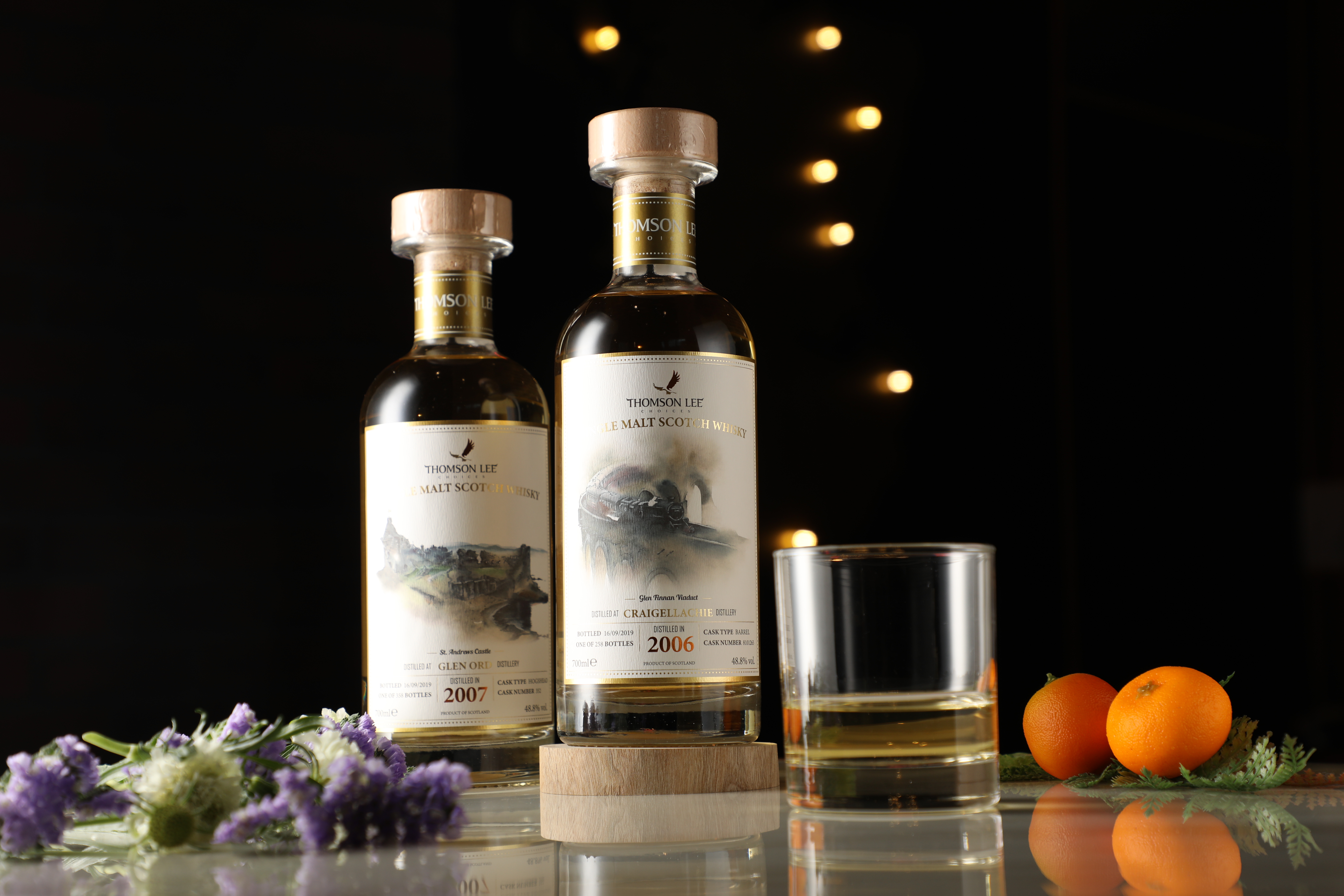 在這也能喝到選桶行家THOMSON & LEE的「蘇格蘭城堡系列」獨立裝瓶威士忌，「Glen Ord 2007」（左，5,350元／瓶），「Craigellachie 2006」（右，6,500元／瓶）。
