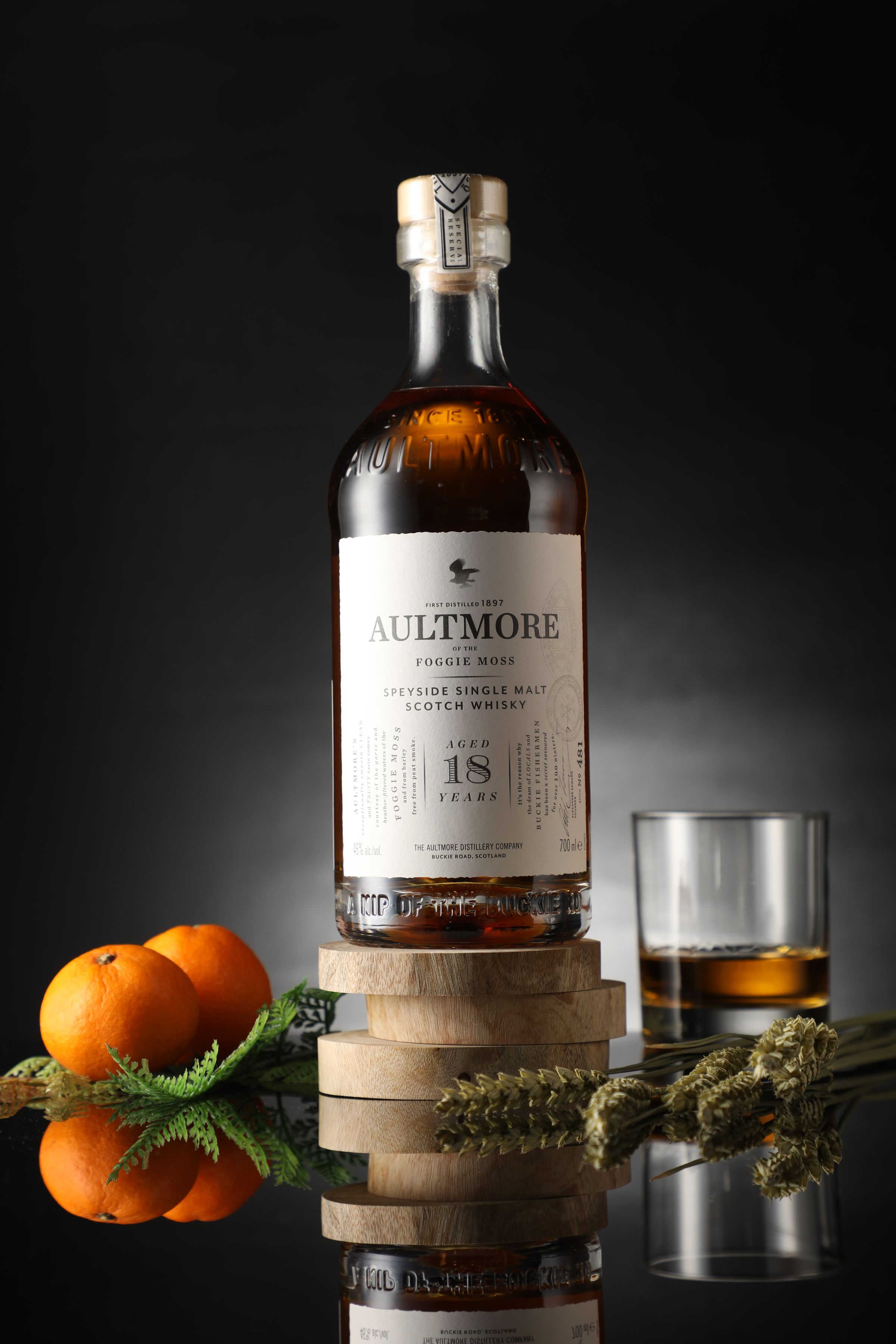 來自Speyside霧苔區的「雅墨18年」釀造時麥芽不經泥煤煙燻，生薑、木質基調中藏著多層次果香。（1,000元／杯，5,000元／瓶）