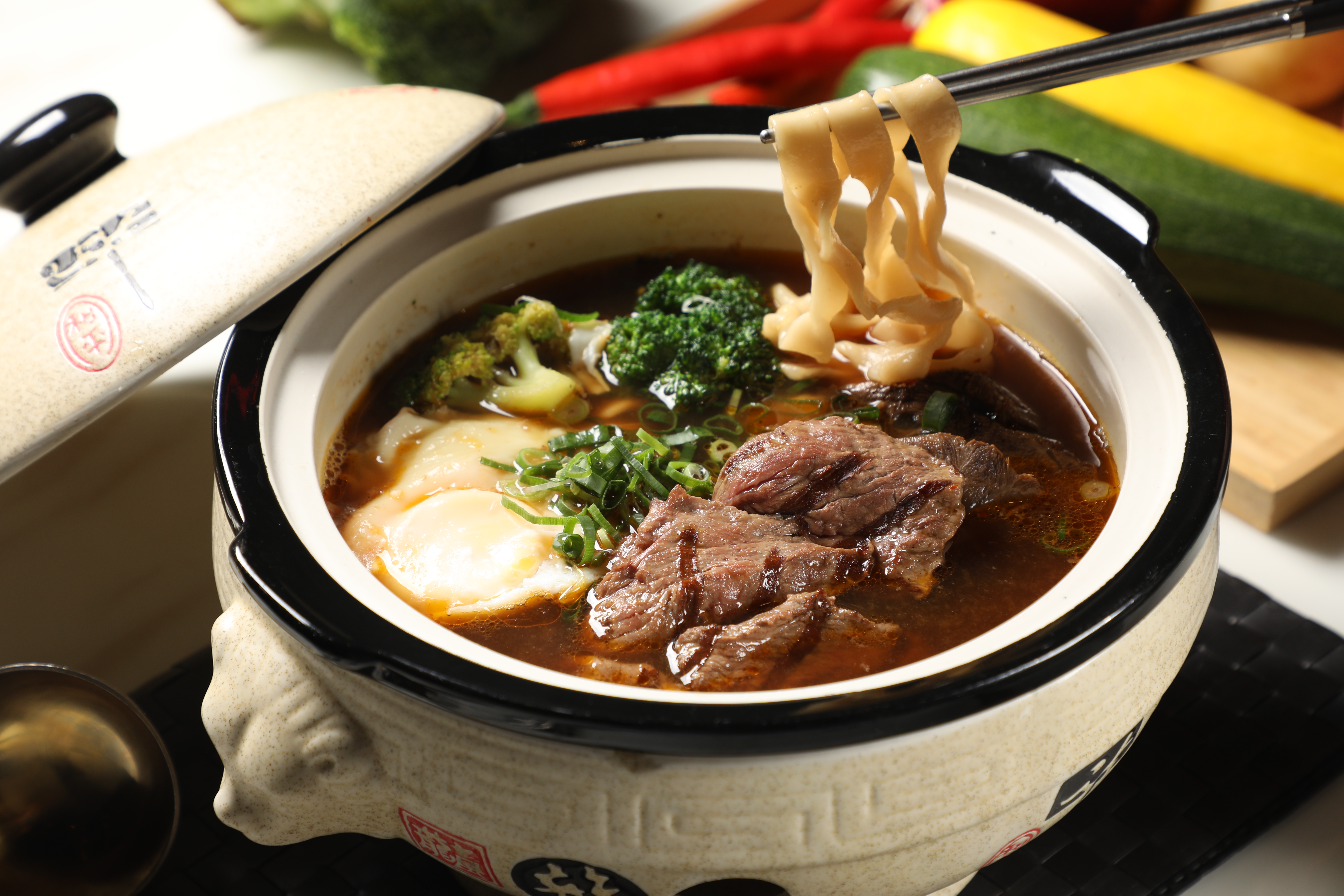 「砂鍋精燉雙寶牛肉麵」炭烤菲力與久燉牛腱口感對比可喜，醬香湯底帶蔬果甜甘，頗為醒酒。（280元／碗）
