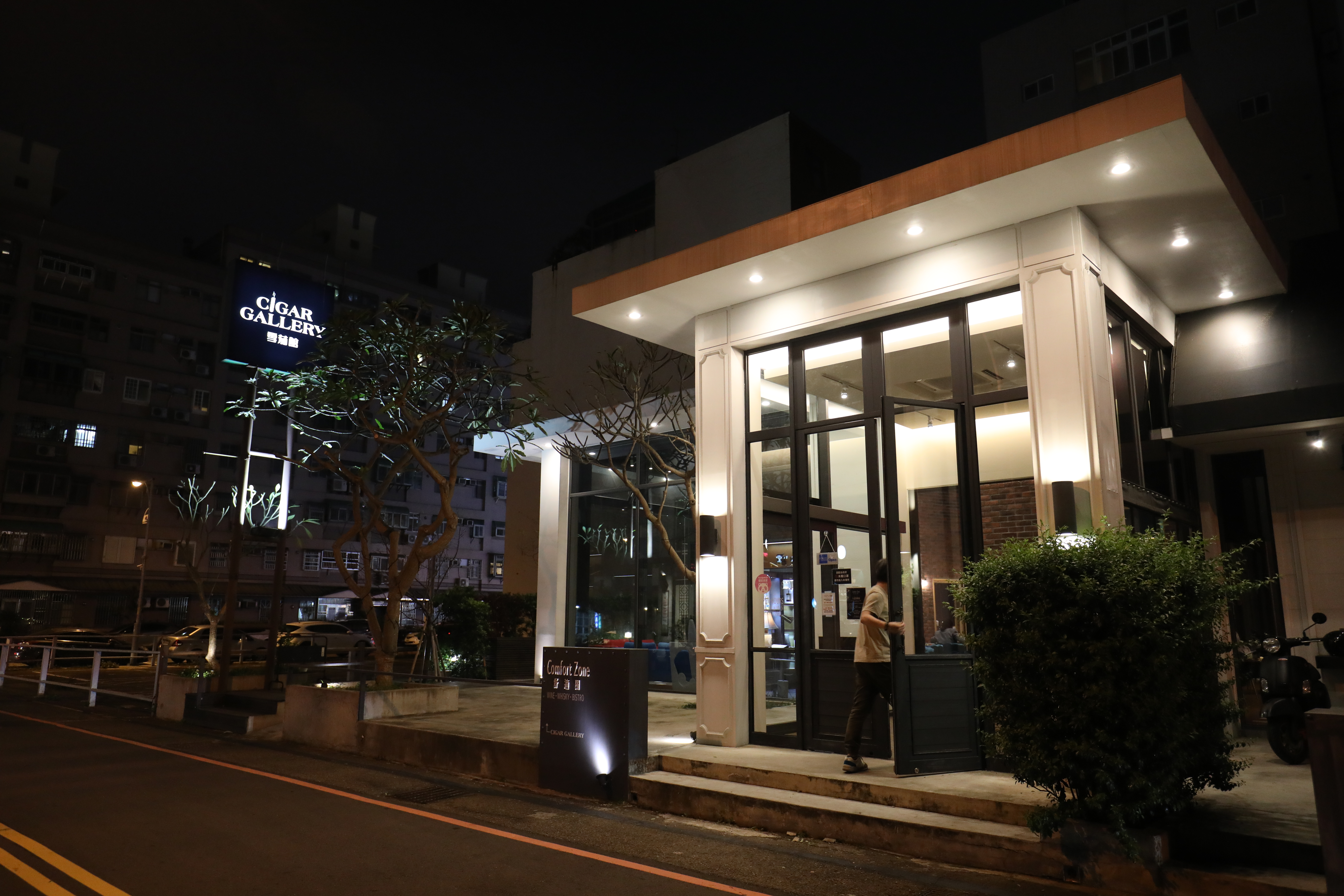 位於文壽街的獨棟店面，外觀簡約洗鍊。