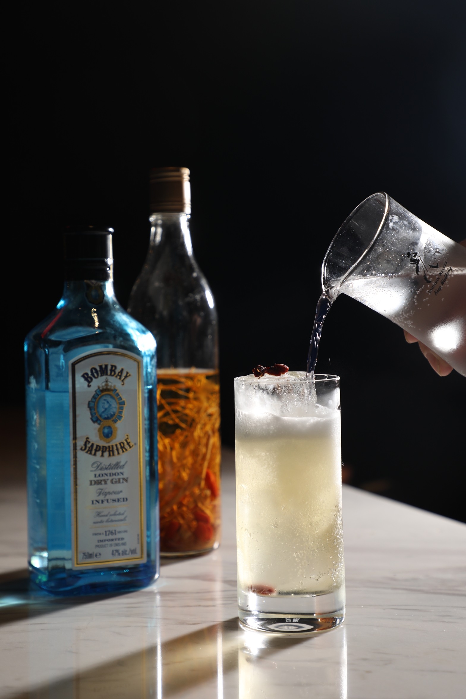 「Gin & Tonic」用Bombay浸漬參鬚與枸杞，中藥味不重，反而帶來令人愉悅的大地氣息。（350元／杯）