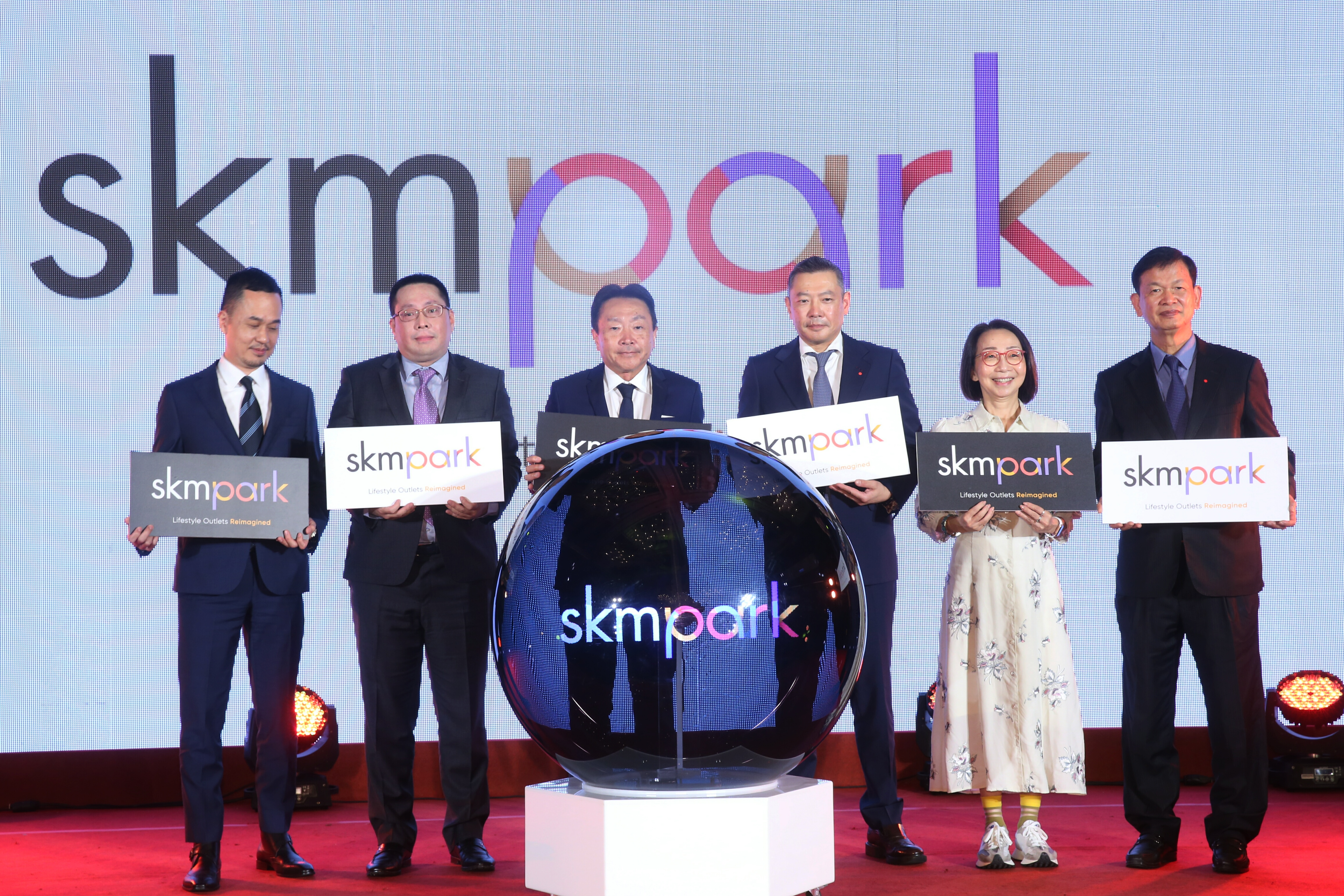 新光三越跨足outlet市場，吳昕陽（右3）、吳昕昌（左2）兄弟一同站台。