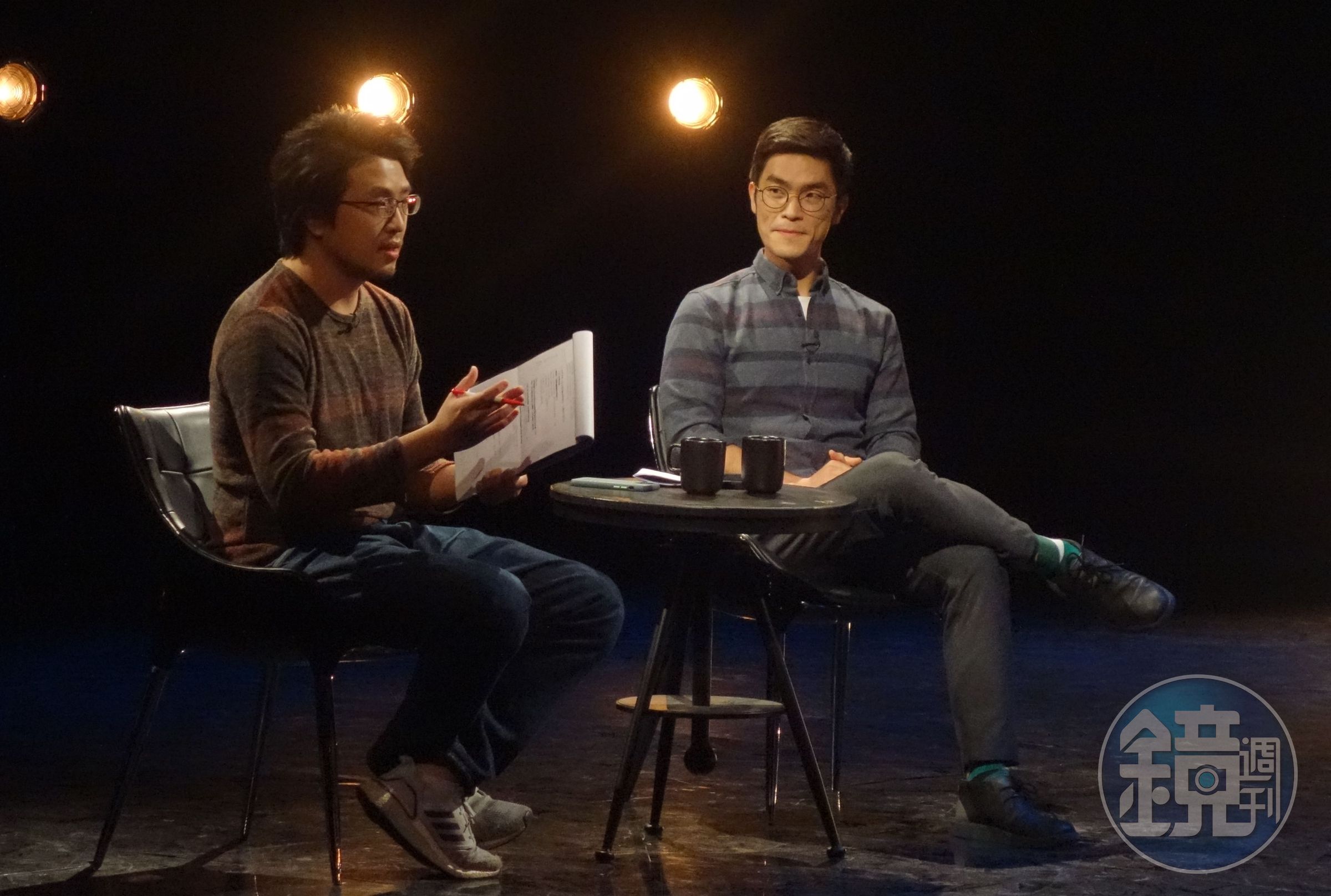 《公視主題之夜SHOW》映後論壇以《假新聞 真議題!》為題，邀請台北大學犯罪學助理教授沈伯洋(左)、報導者副總編輯劉致昕(右)與談。（公視提供）