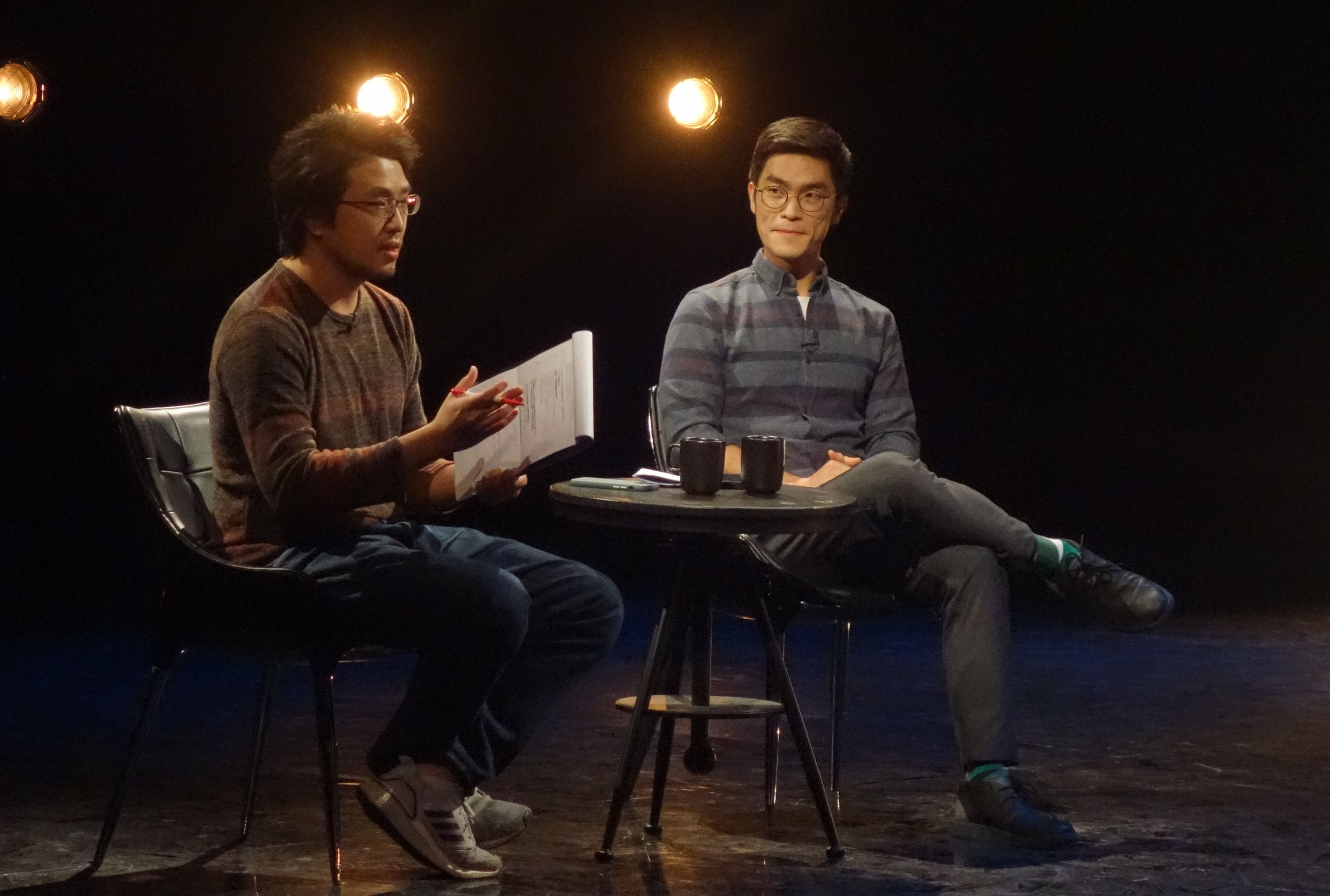 《公視主題之夜SHOW》映後論壇以《假新聞 真議題!》為題，邀請台北大學犯罪學助理教授沈伯洋(左)、報導者副總編輯劉致昕(右)與談。（公視提供）