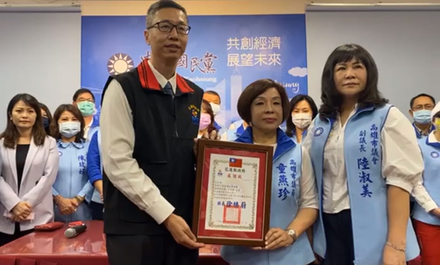 花蓮縣政府李祕書(左)被爆出涉弊才剛交保,今帶著感謝狀來收下高雄藍營黨團的捐款。(翻攝自邱于軒臉書)