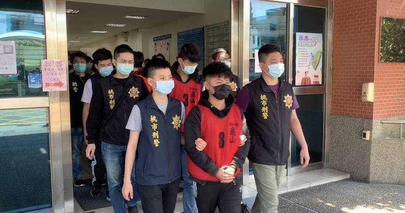 打著「黑人家族」旗號，以宮廟作為幌子的李姓男子等14人，被警方逮捕到案，訊後依涉嫌「組織犯罪條例」移送法辦。（讀者提供）