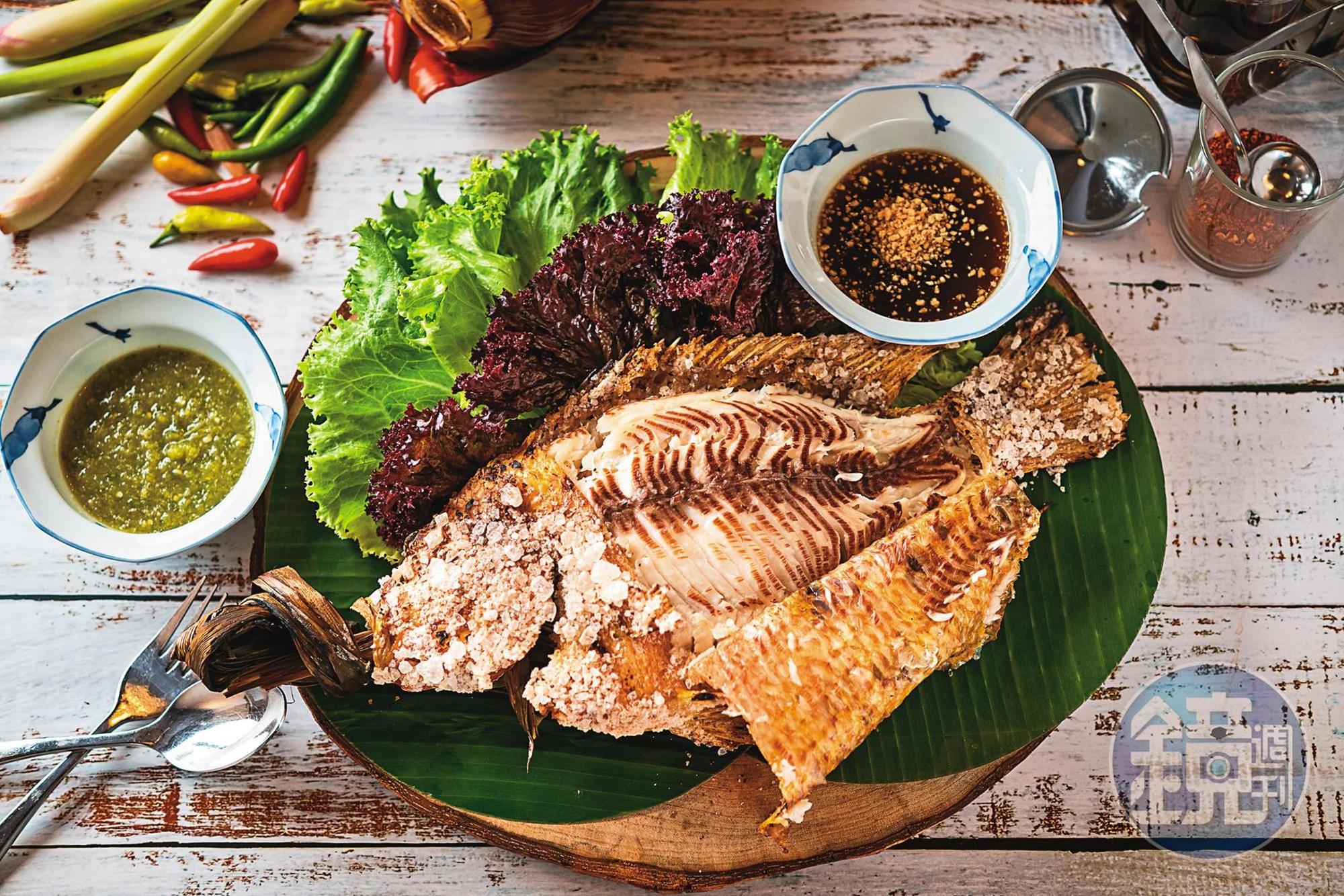 需預訂的「泰式烤魚」將紅尼羅魚以鹽焗處理,搭配羅望子、魚露、椰糖做成的醬汁。(880元/份)