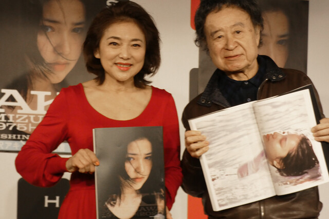 水澤昭(左)為留下紀念推出《AKI MIZUSAWA 1975-2020》,找來篠山紀信替她拍攝全裸寫真。(翻攝自ecount)