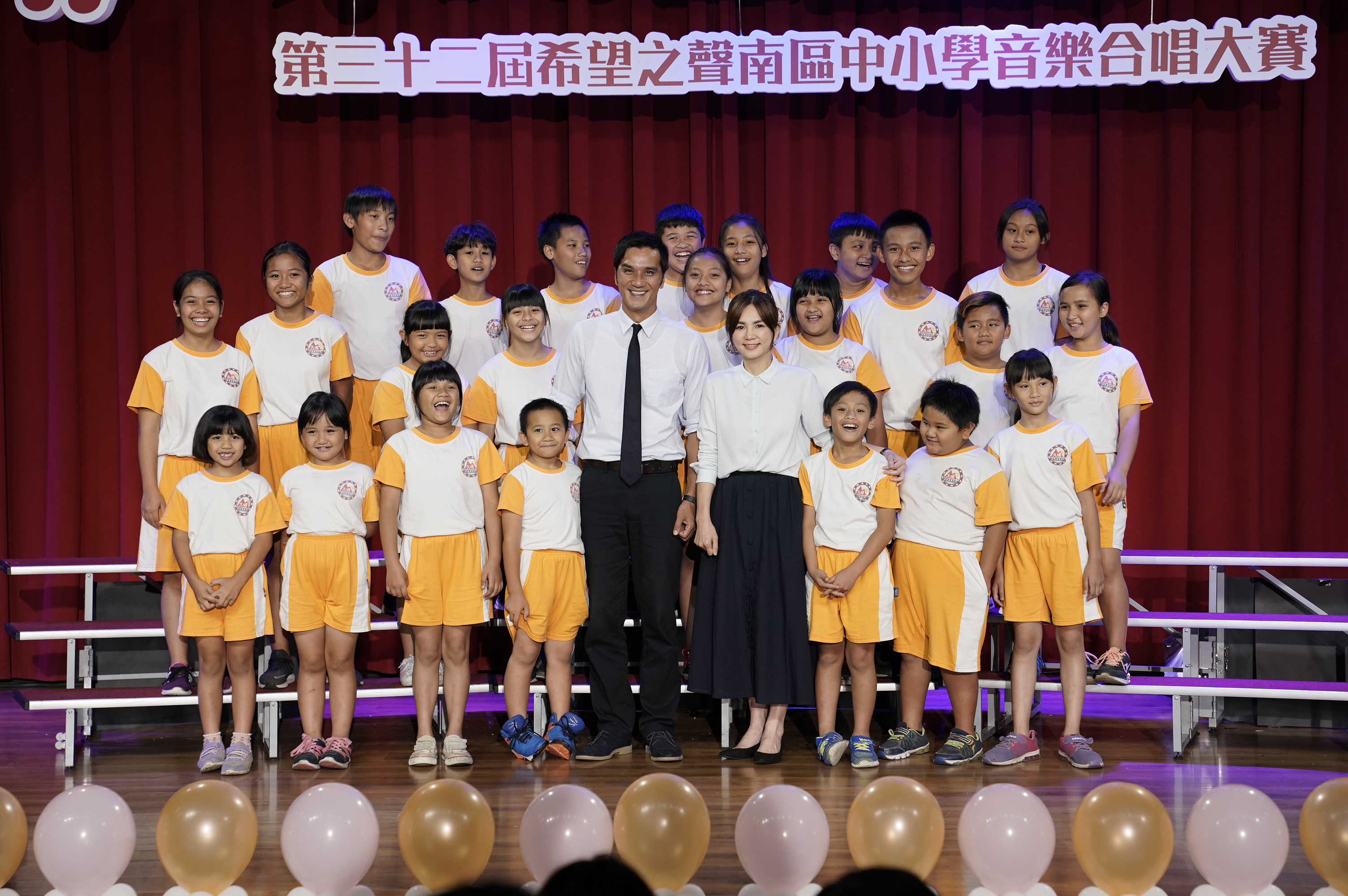 《聽見歌 再唱》裡的體育老師馬志翔（中左）和流浪代課老師Ella（中右）訓練一群五音不全的學童組成合唱團。（華納提供）