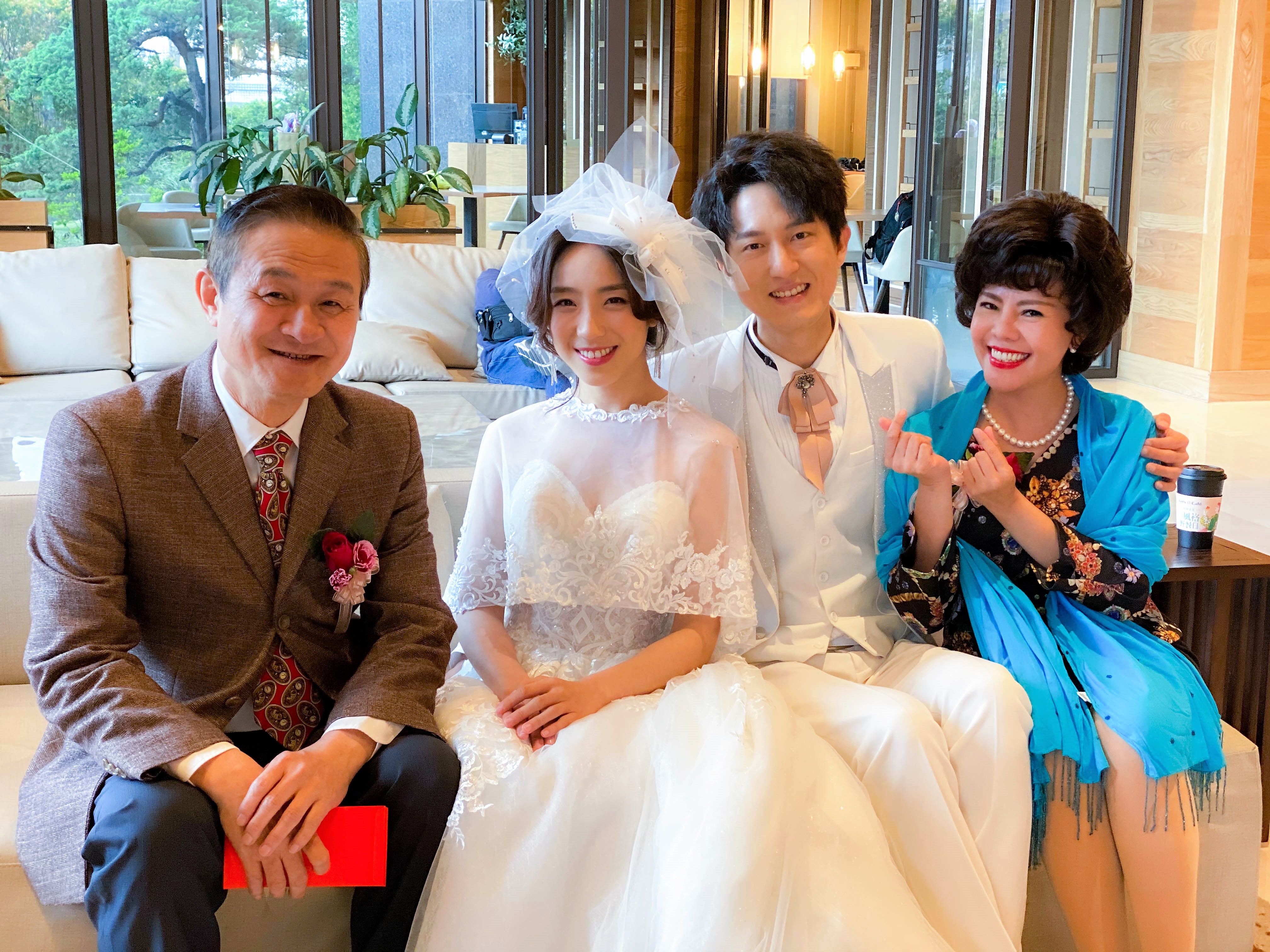 梁舒涵（左2）首次為戲披上婚紗，讓她相當期待外來遇見對的另一半。（三立提供）