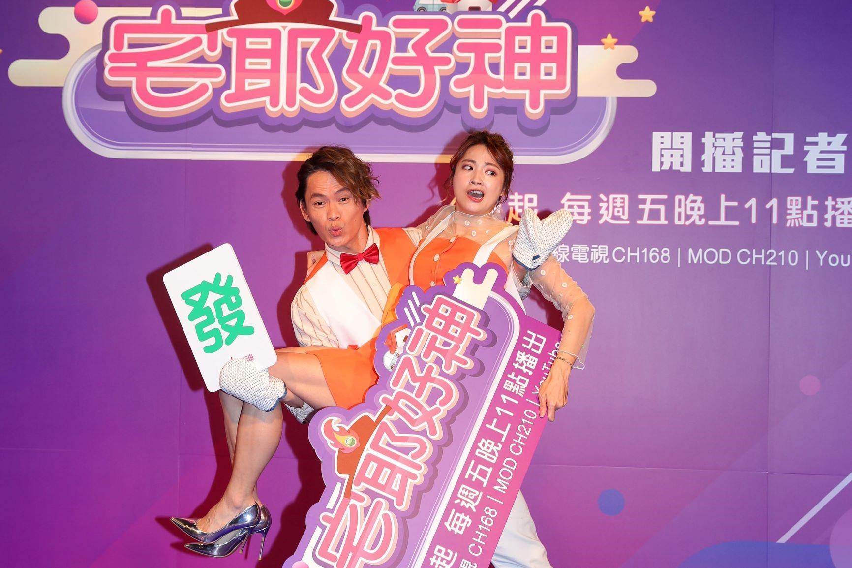 黃鐙輝公主抱阿喜,這次他刻意戴上隔熱手套,就怕不小心又襲胸被罵翻。(狼谷娛樂提供)