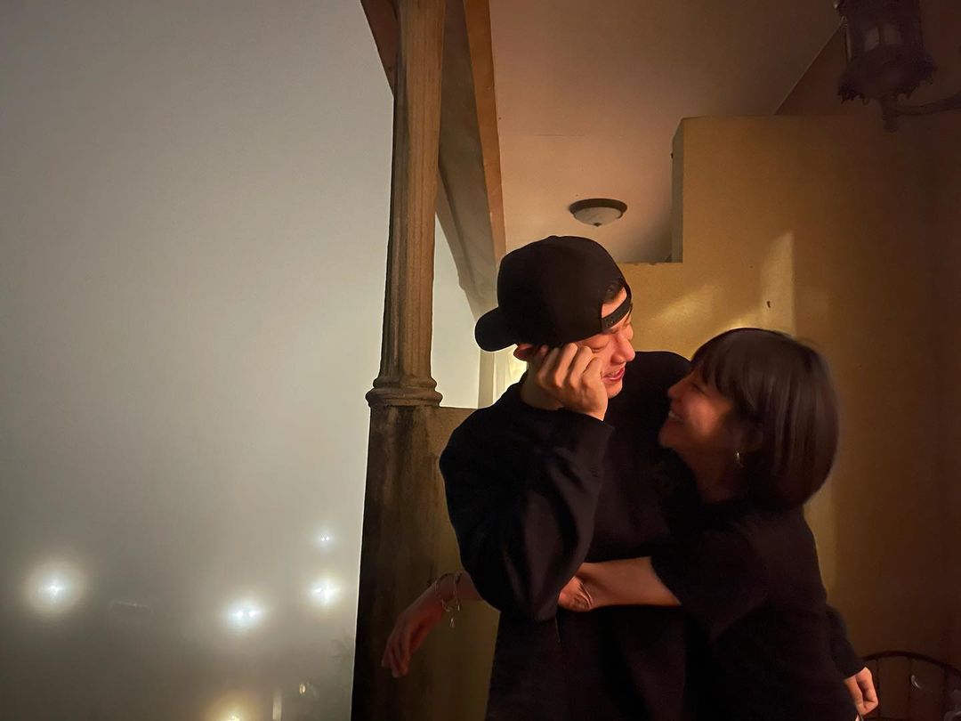 謝欣穎IG放送抱緊處理王柏傑的閃照,公開兩人相差4歲的姐弟戀。(翻攝自謝欣穎IG)