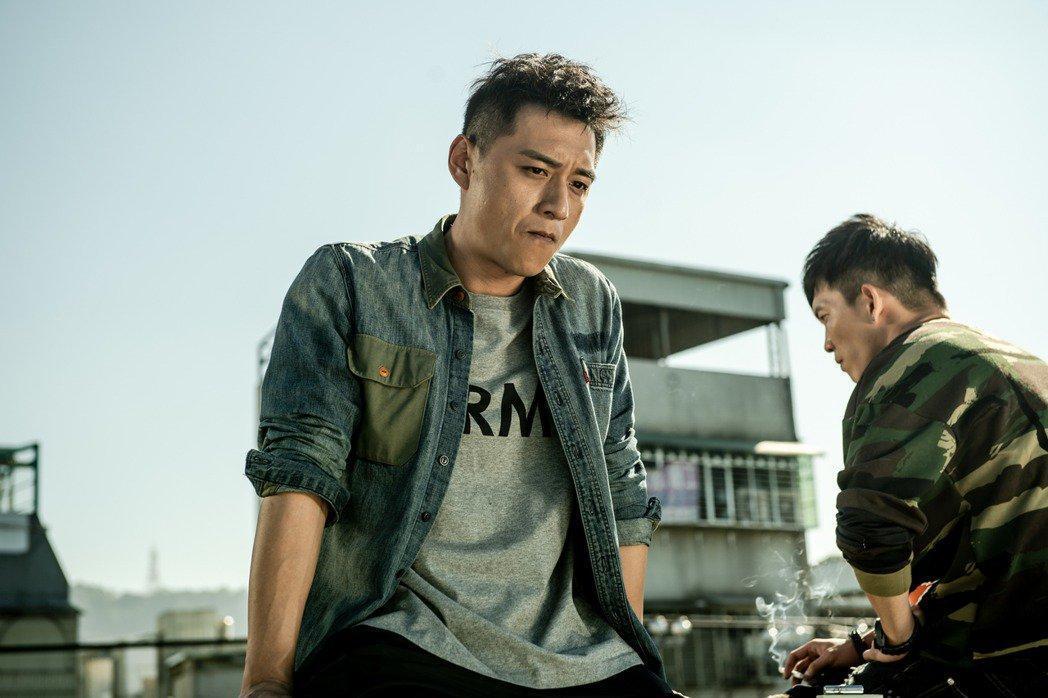 鄭人碩主演的的《角頭:浪流連》賣了2億票房,從過年至今,還在上映中,他自己的片約也接不完。(巧克麗娛樂提供)