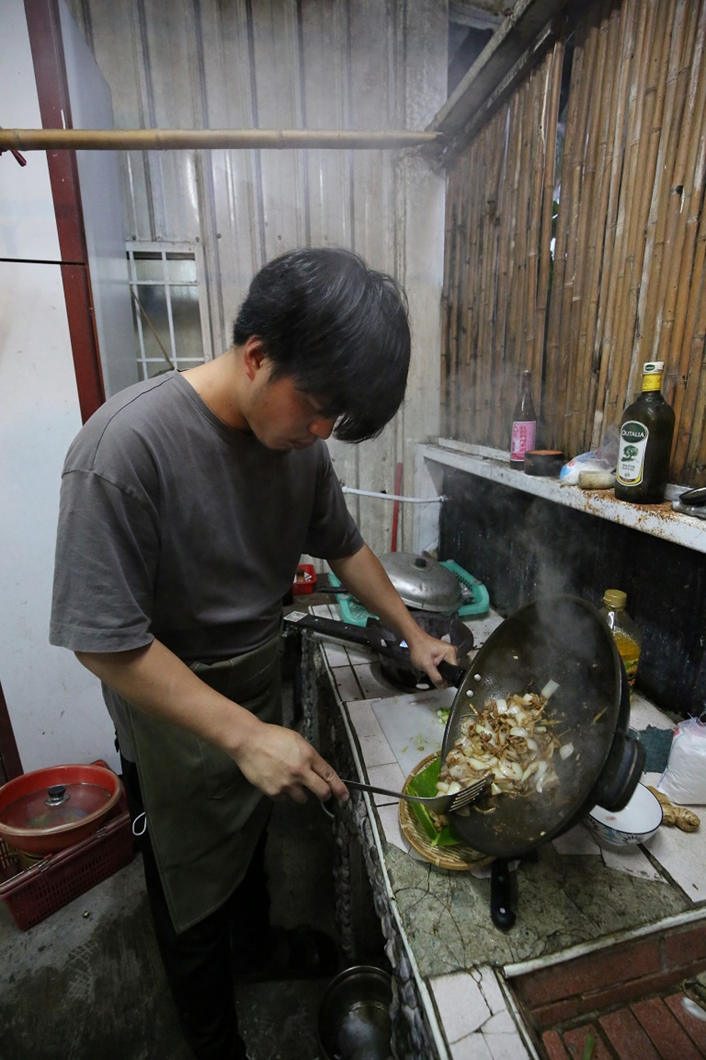 團隊裡最年輕的Saway，擅長特殊食材處理。