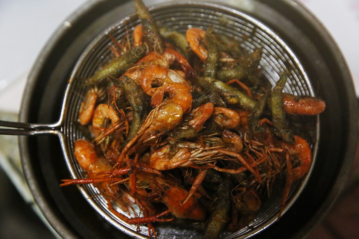 炸溪蝦和溪魚，也是在地捕獲的。