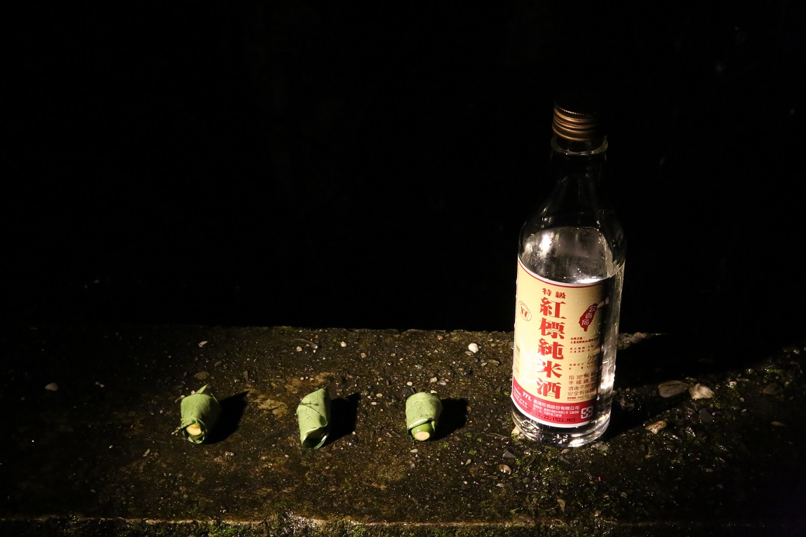 上山前以3顆檳榔和1瓶米酒祈福，三人交代，入山後不可嬉鬧、放屁、打噴嚏，以免擾山。