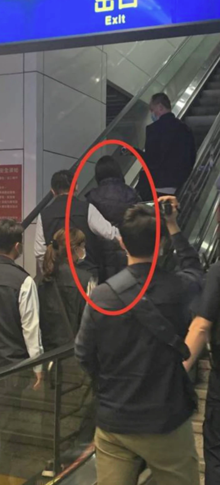 警方於宜蘭車站找到廖女，將她送回南港偵訊。（翻攝畫面）